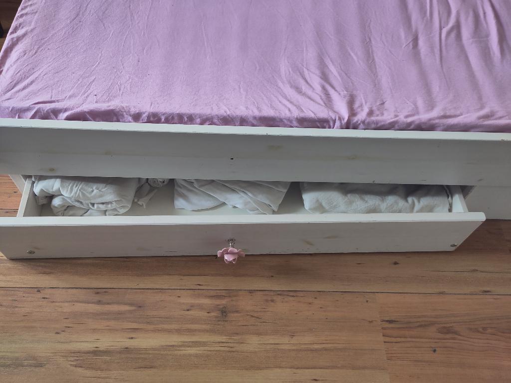 Wit houten kinderbedbank met onderschuif logeerbed, Kinderen en Baby's, Kinderkamer | Bedden, Ophalen, Gebruikt, 70 tot 85 cm