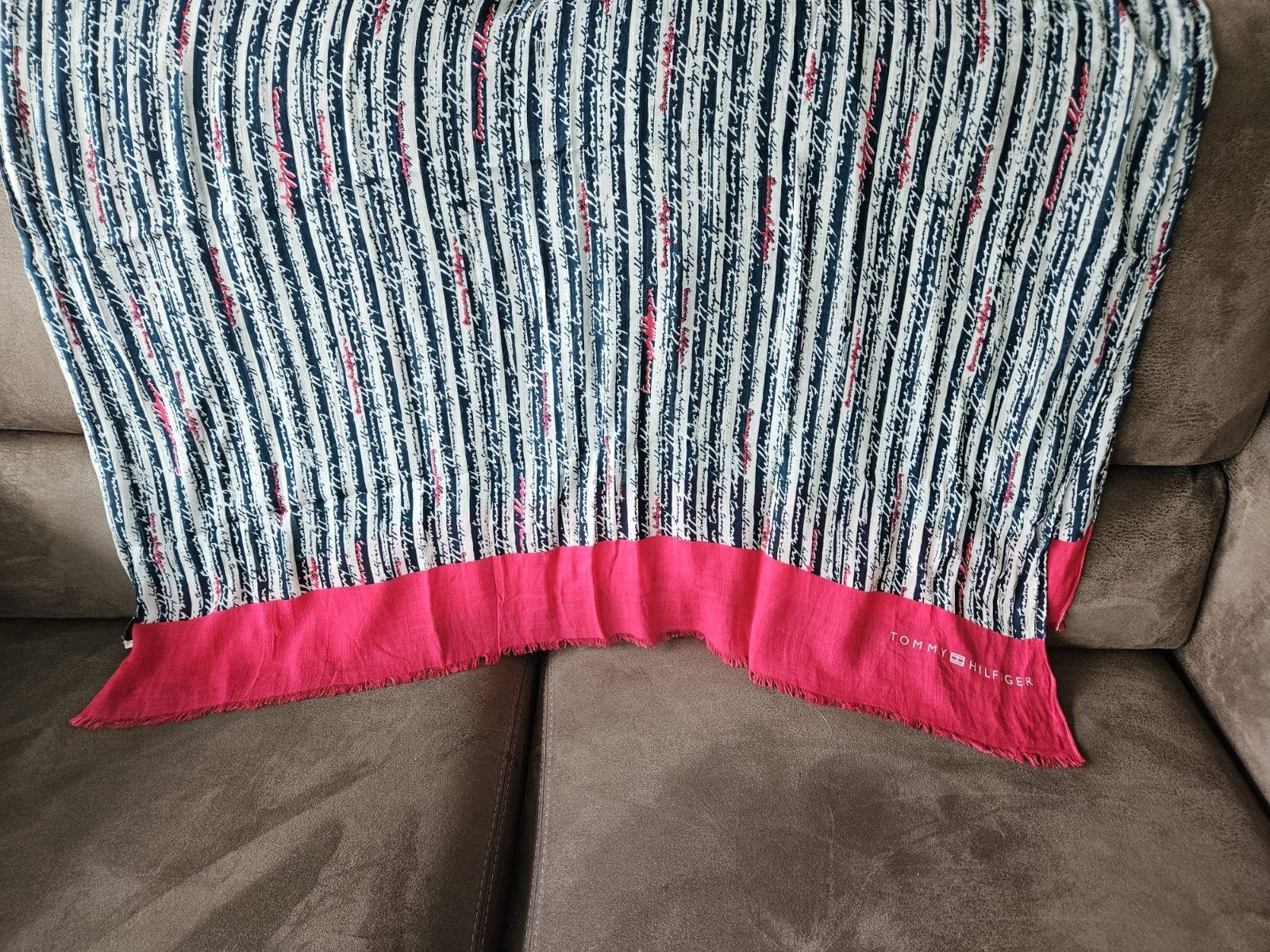 Tommy Hilfiger Sjaal - Zwart, Wit, Rood Gestreept, Tommy Hilfiger, Ophalen of Verzenden, Zo goed als nieuw, Sjaal