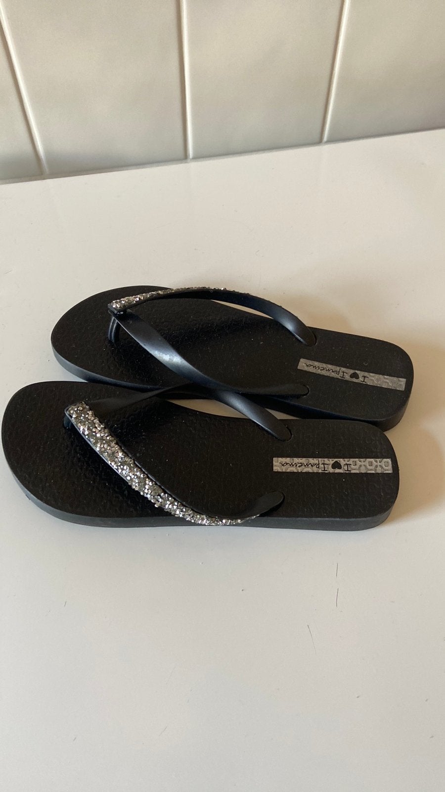 Ipanema slipper nieuw mt 39 zwart met zilver, Kleding | Dames, Schoenen, Slippers, Zwart, Nieuw, Ophalen of Verzenden