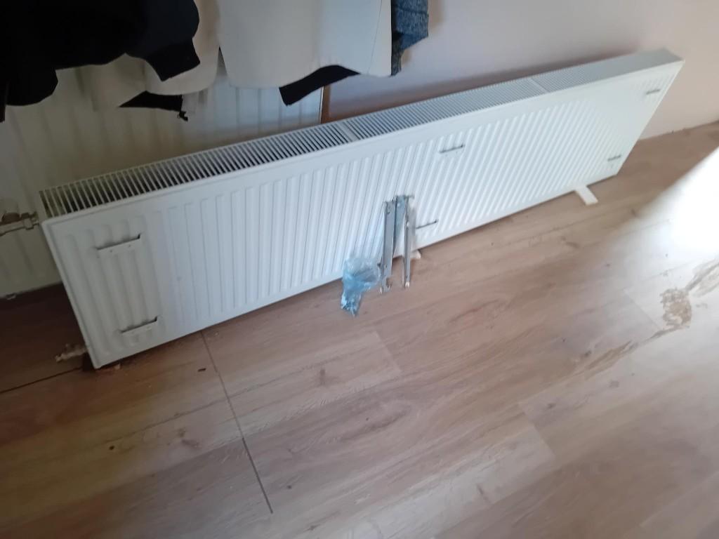 Gebruikte witte radiator van 200 cm breed., Doe-het-zelf en Verbouw, Verwarming en Radiatoren, Ophalen, 30 tot 80 cm, Gebruikt