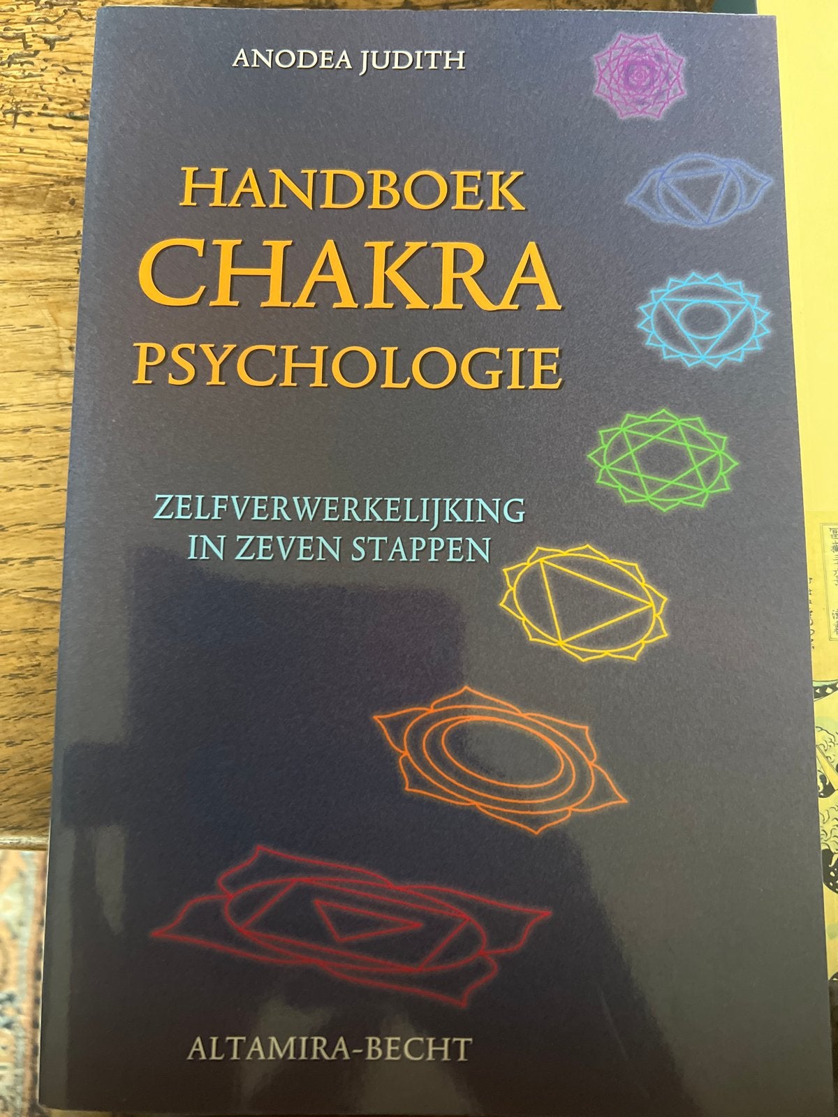 Handboek Chakra Psychologie - Zelfverwerkelijking, Boeken, Ophalen of Verzenden, Zo goed als nieuw, Spiritualiteit algemeen, Achtergrond en Informatie