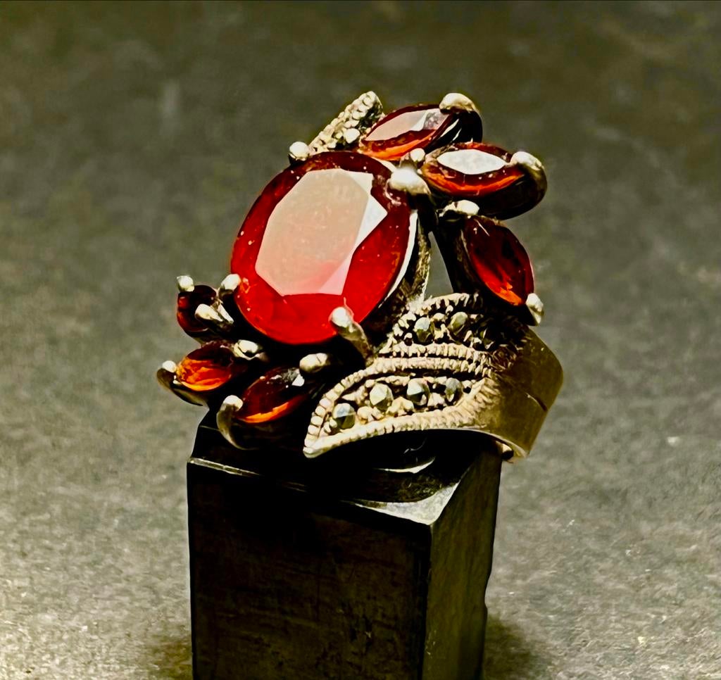 Vintage Zilveren Ring met Granaat Stenen en Filigraan, Gebruikt, Verzenden, 17 tot 18, Met edelsteen