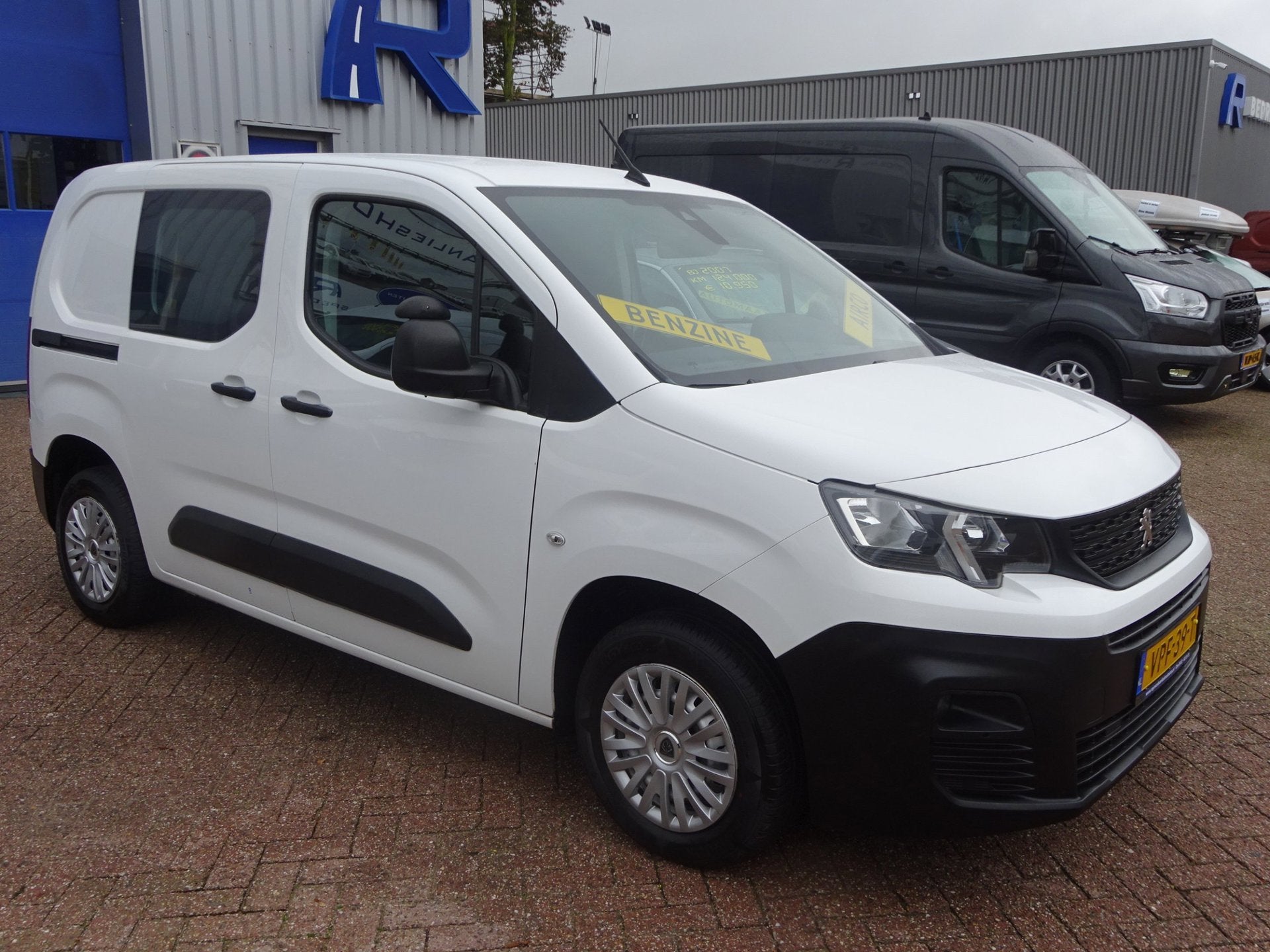 Peugeot Partner 1.2 PureTech Pro BENZINE AIRCO NAVI CRUISE C, Voorwielaandrijving, Dealer onderhouden, 1199 cc, Wit