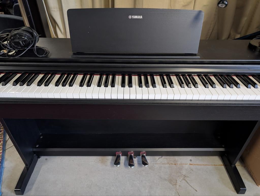 Prosq Music | Yamaha Arius YDP-143 digitale piano met acces, Info@prosq.nl, 88 toetsen, Yamaha, Ophalen of Verzenden