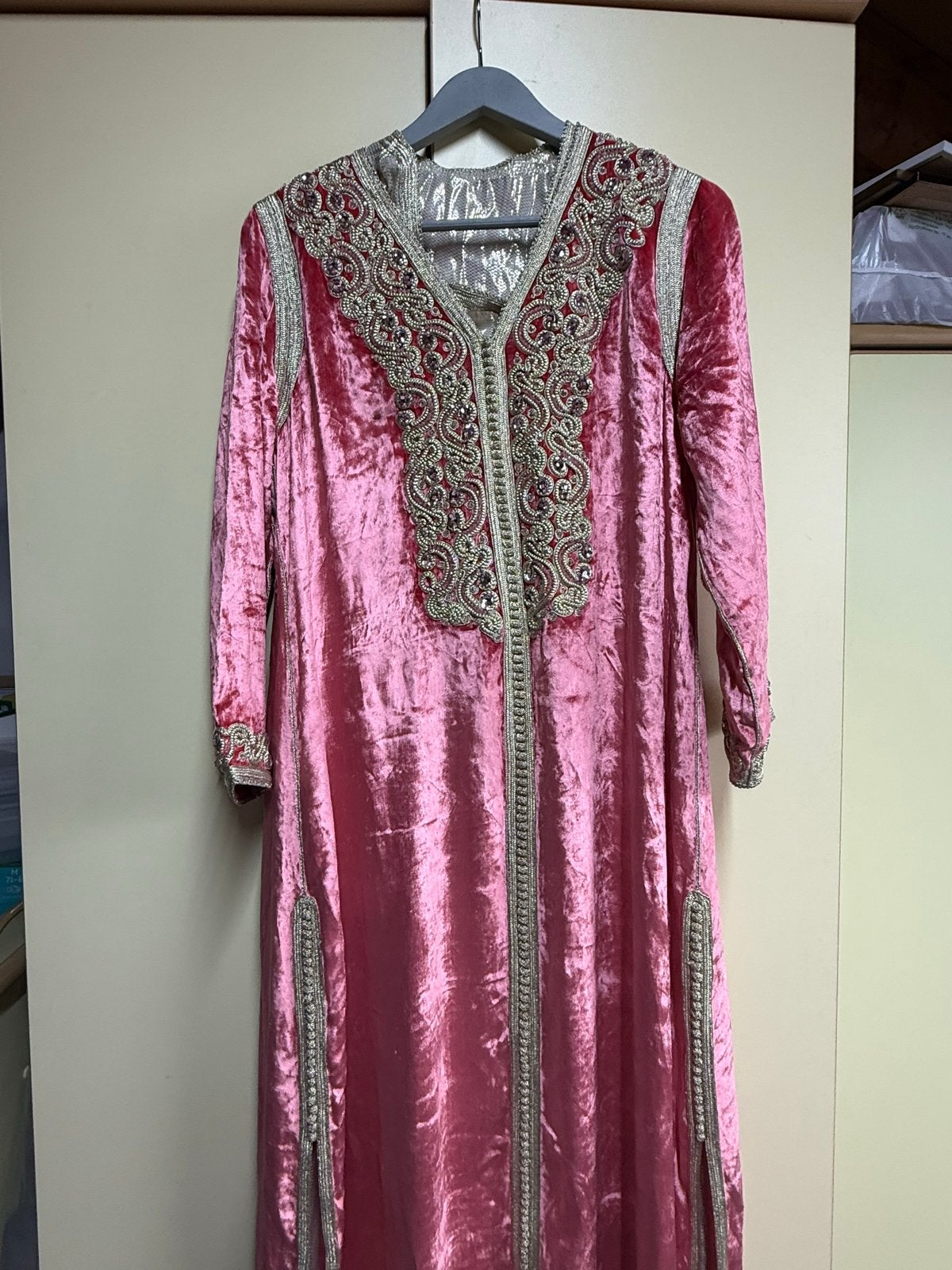 Roze fluwelen Marokkaanse Kaftan met gouden borduursels, Ophalen of Verzenden, Maat 38/40 (M), Roze, Overige typen