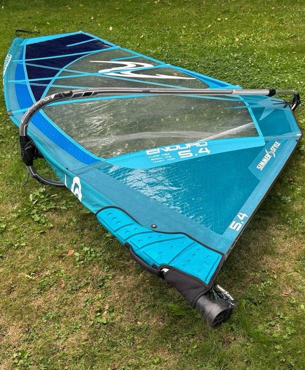 Simmer Style Enduro 5.4 windsurfzeil met giek en mast, Watersport en Boten, Windsurfen, Ophalen, Met giek, 5 tot 6.5 m², Zo goed als nieuw