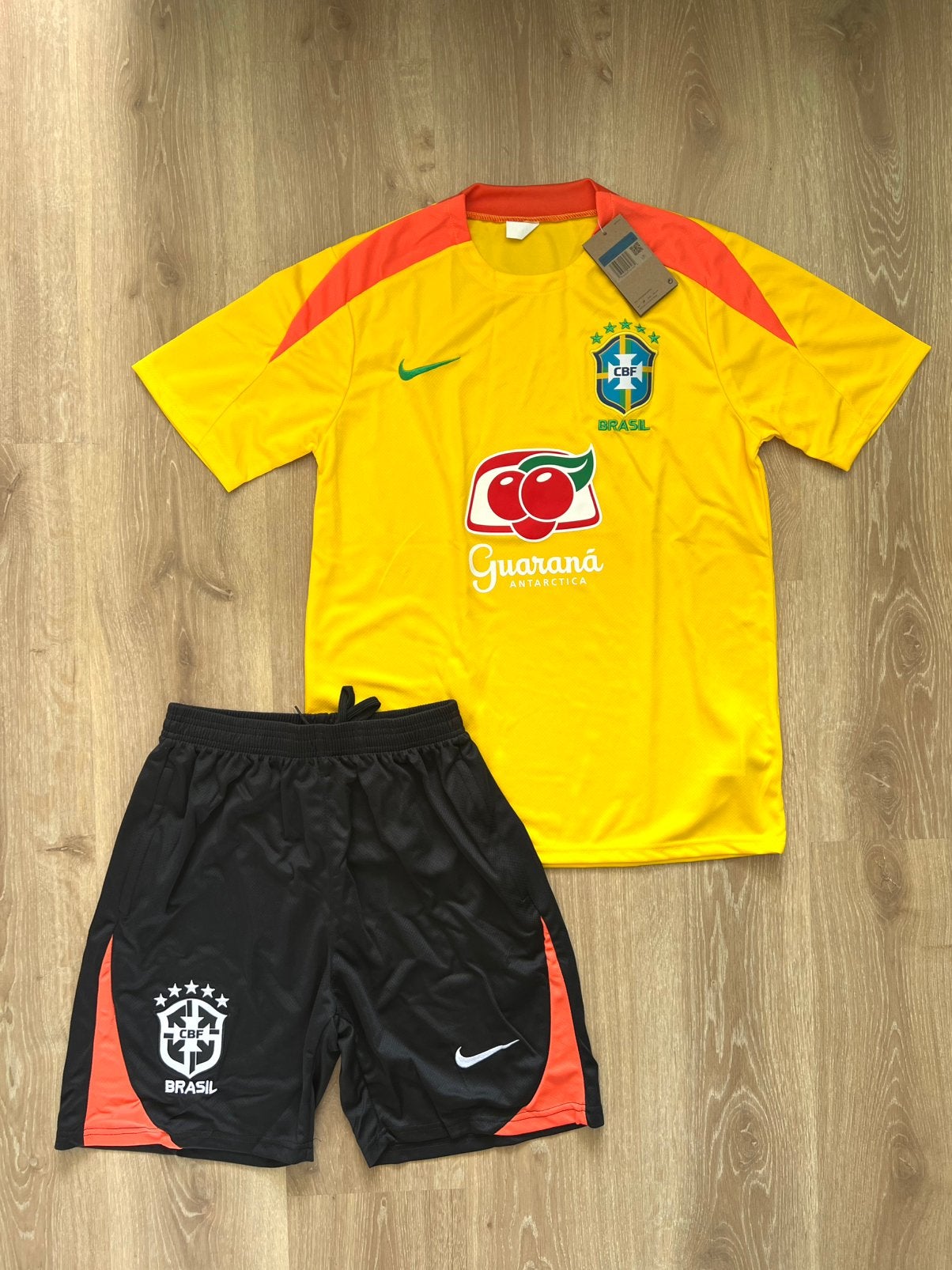 Brazilië trainingsset Nike geel  Maat M, Maat 48/50 (M), Geel, Nieuw, Ophalen of Verzenden