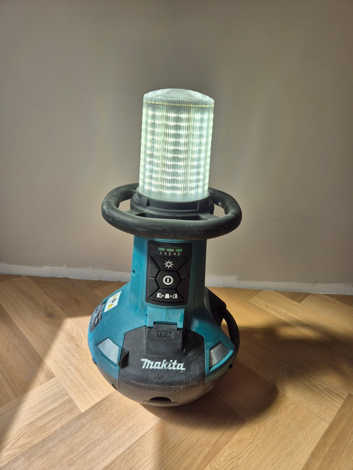 Makita DML810 bouwlamp op 2x 18v accu of snoer, Ophalen of Verzenden