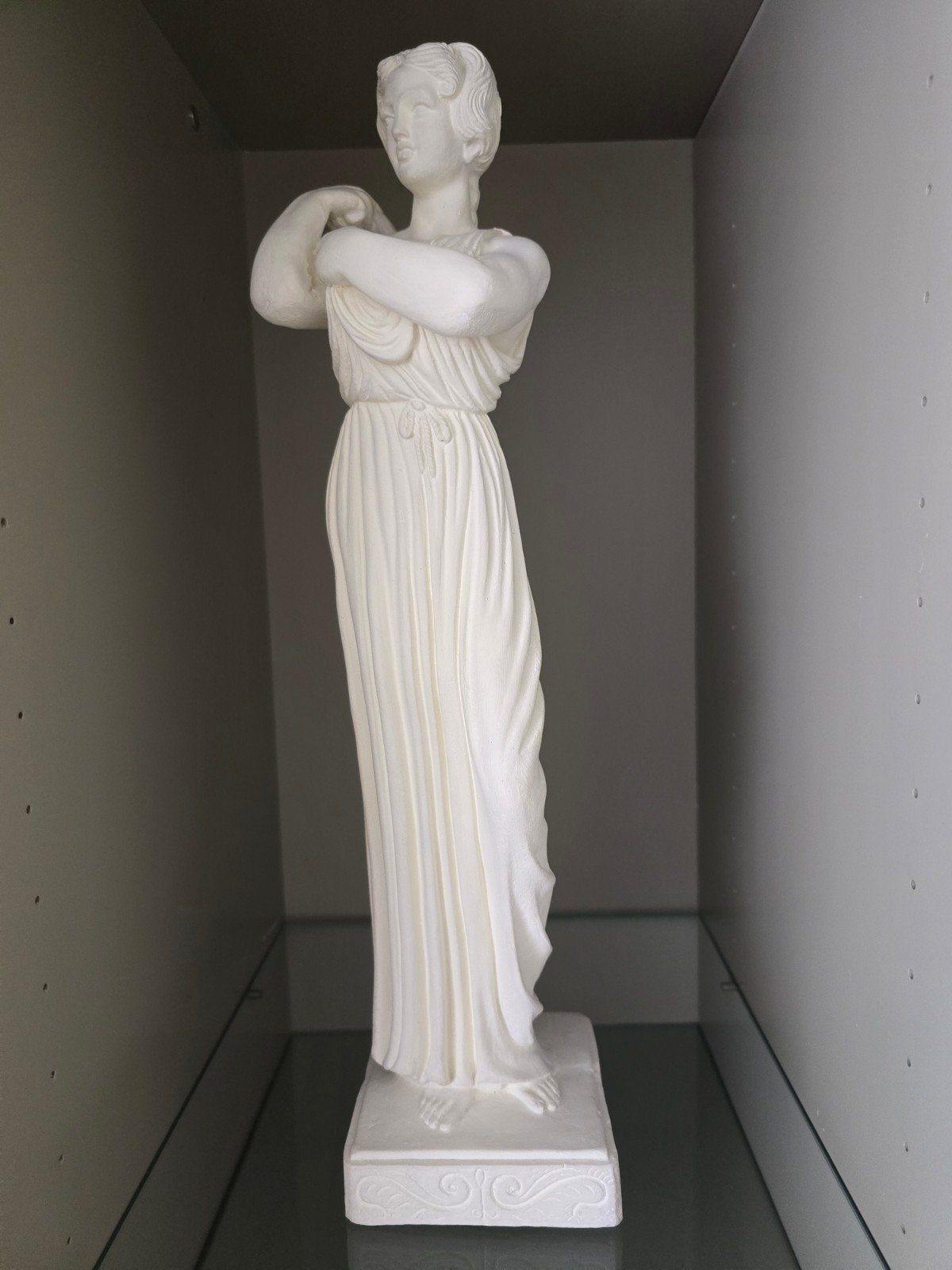 Klassiek beeld van een vrouw in wit gips | Griekse godin, Gips, Ophalen of Verzenden, 20 - 50 cm, Beeld