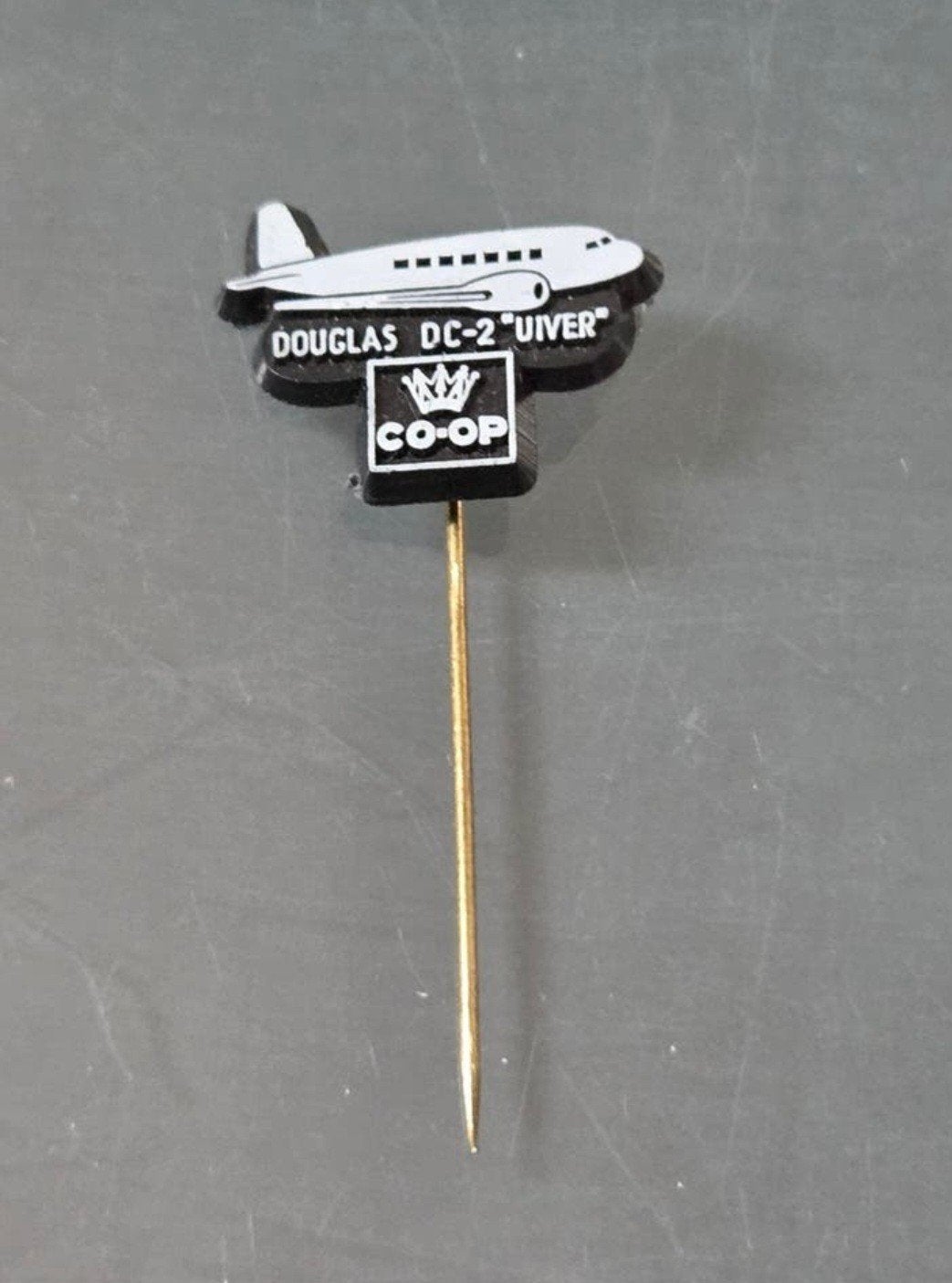 Pin vliegtuig Douglas DC-2 Uiver zwart wit, Verzamelen, Ophalen of Verzenden, Zo goed als nieuw, Overige typen