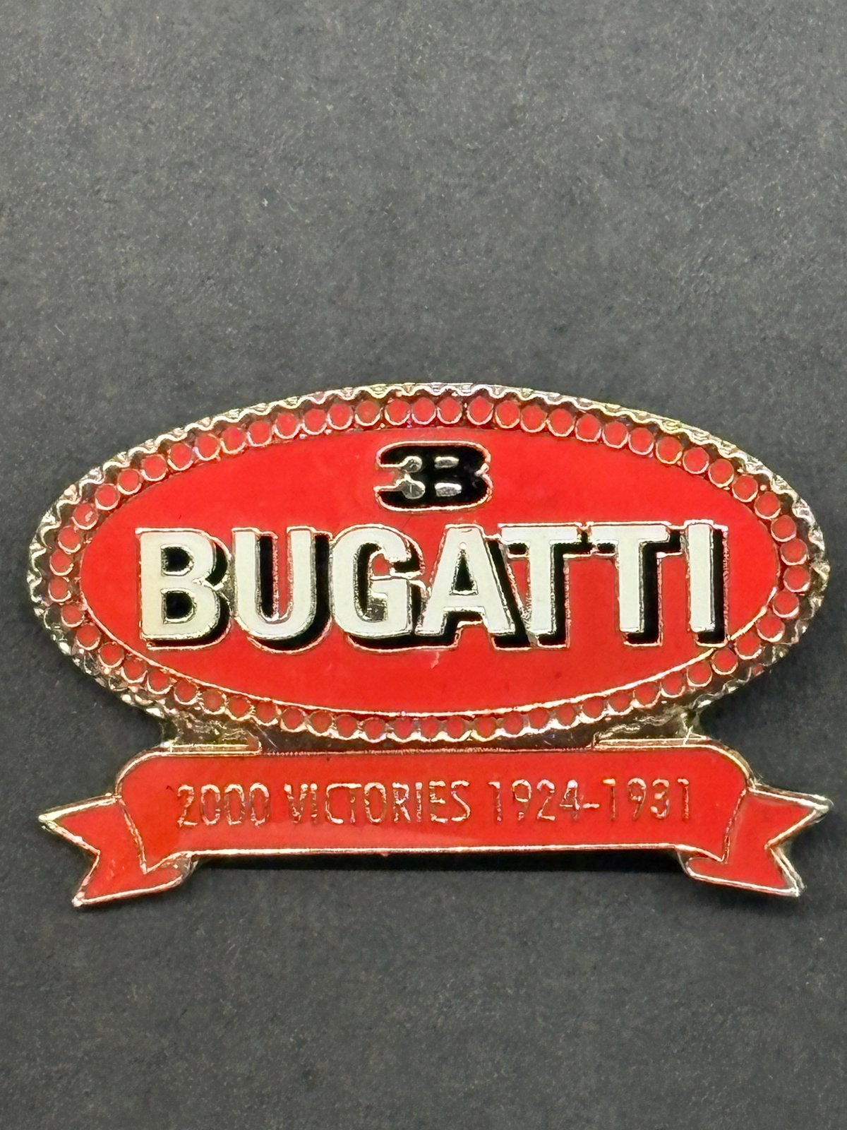 Pin Bugatti emaille, Verzamelen, Speldjes, Pins en Buttons, Ophalen of Verzenden, Zo goed als nieuw, Transport