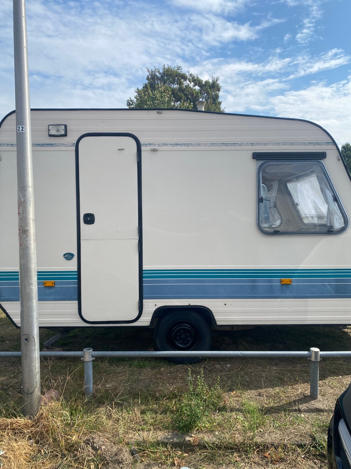 Adria caravan – nette kleine caravan – bouwjaar 1987, Caravans en Kamperen, Caravans, Rondzit, Particulier, Adria, 500 - 750 kg