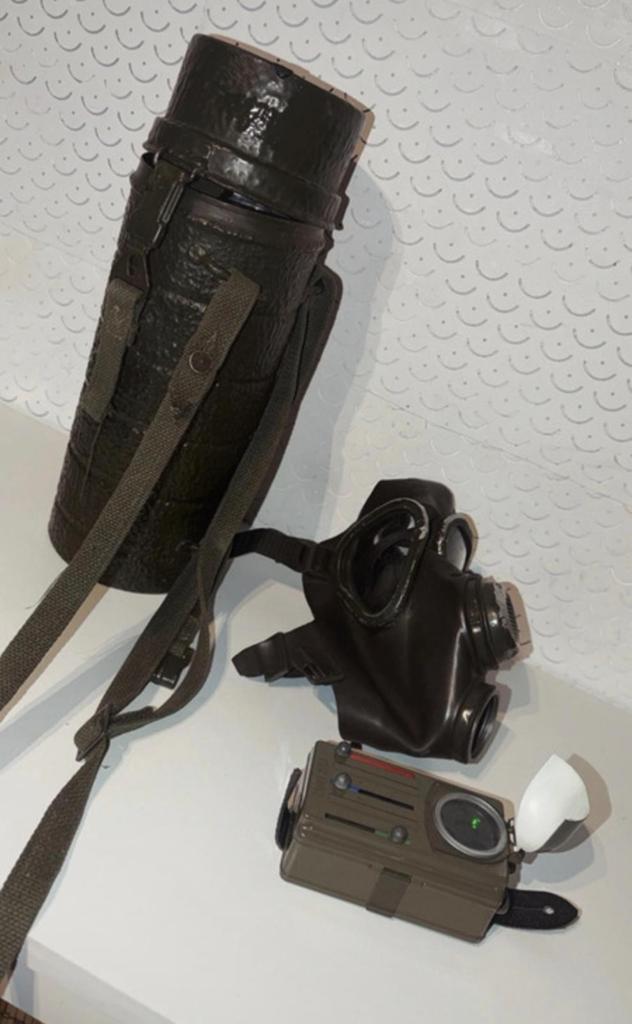 Militair gasmasker met bus en MyDay zaklamp, Ophalen of Verzenden, Landmacht, Overige gebieden, Overige typen