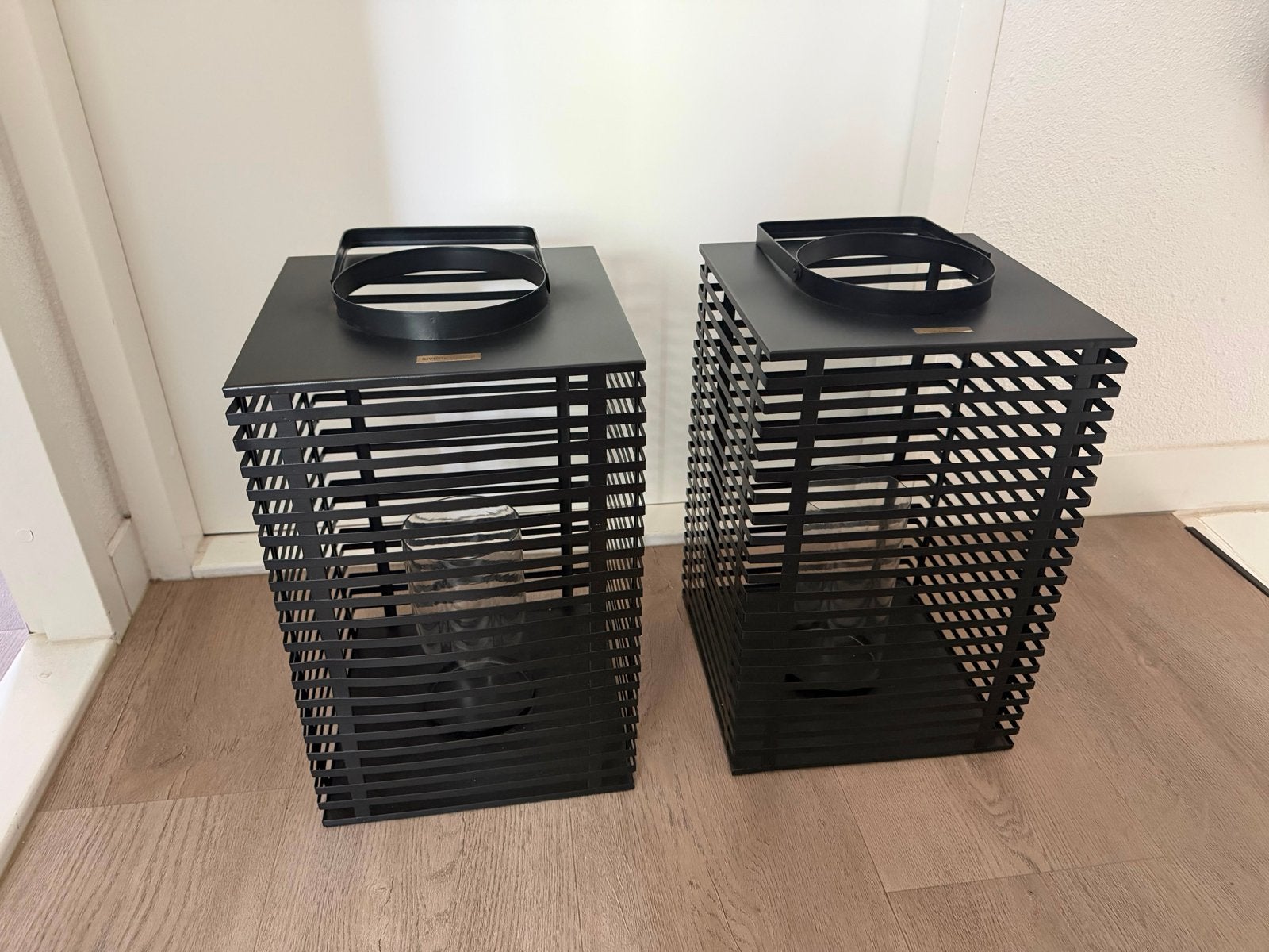 Set van 2 Rivièra Maison lantaarns, zwart metaal, Huis en Inrichting, Woonaccessoires | Kandelaars en Kaarsen, Gebruikt, Lantaarn
