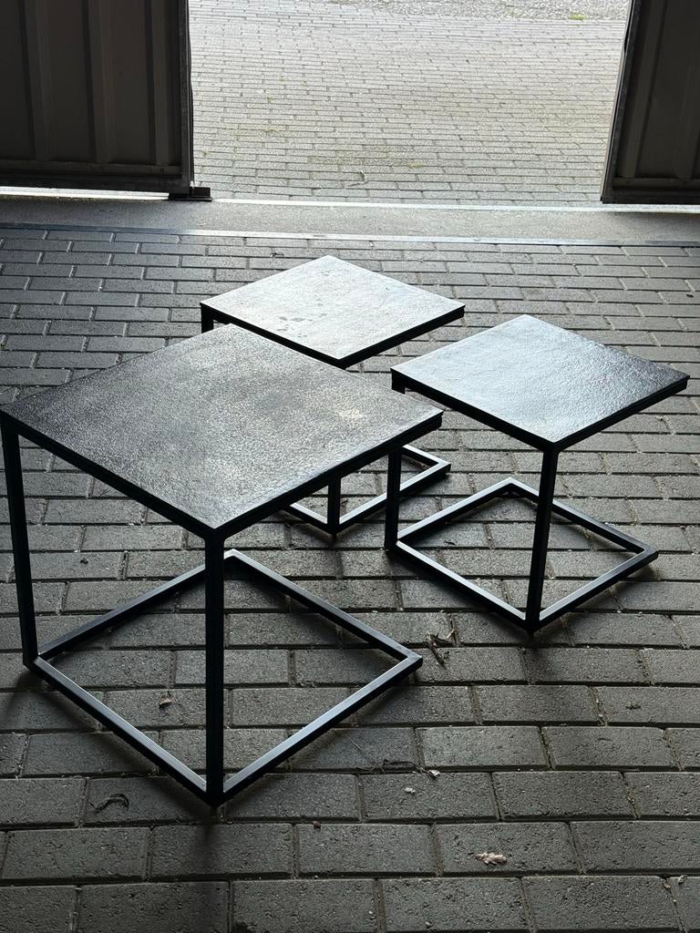 Set van 3 zwarte metalen bijzettafeltjes, 2 maten, Minder dan 55 cm, Gebruikt, Metaal of Aluminium, Vierkant