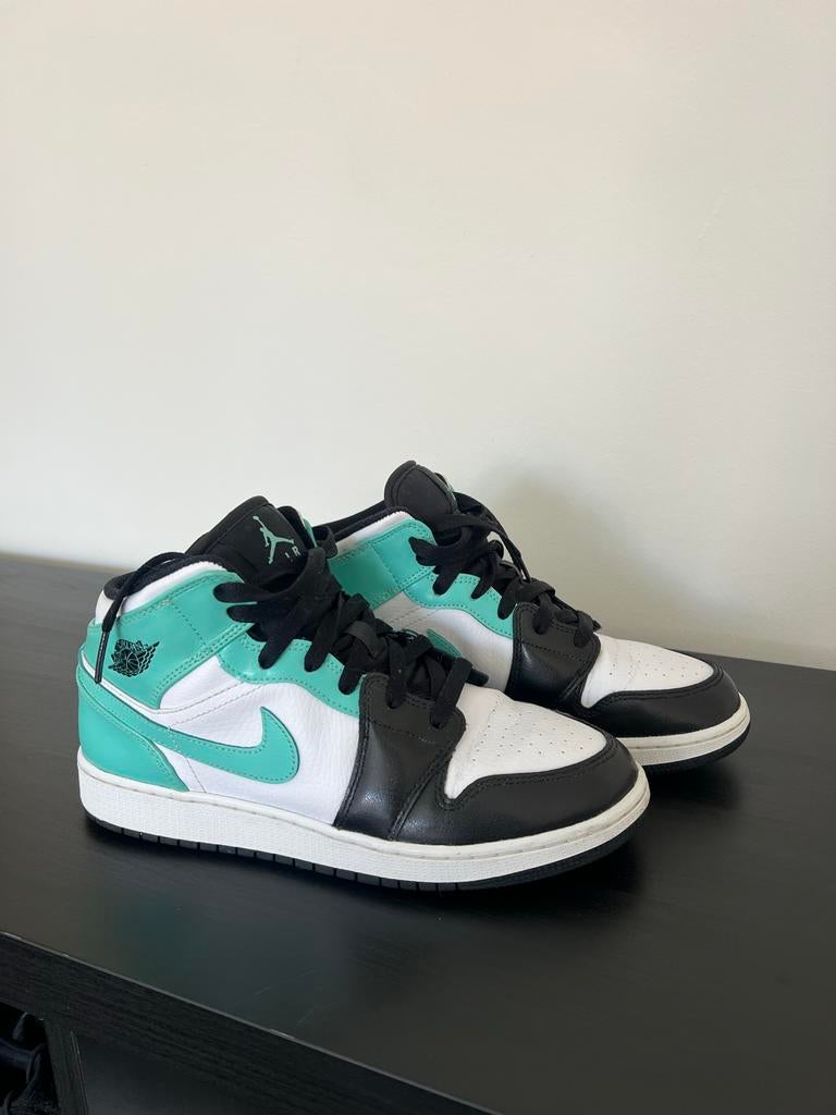 Nike Air Jordan 1 Mid SE 'Island Green' - Maat 39, Kleding | Dames, Schoenen, Wit, Nieuw, Ophalen of Verzenden, Sneakers of Gympen