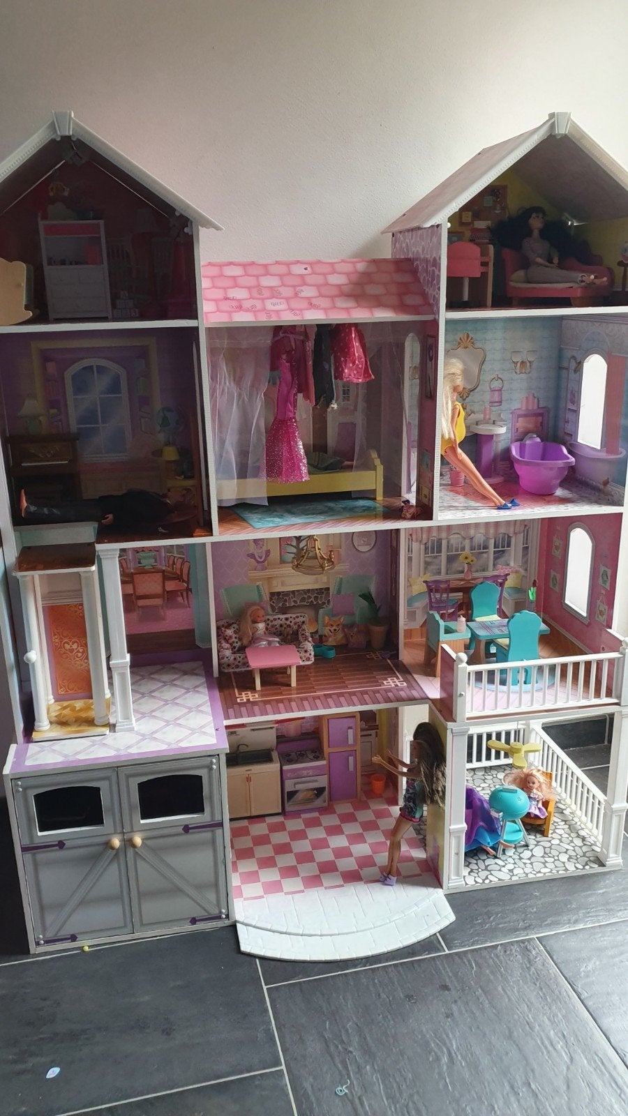 Groot houten barbiehuis met meubels en poppen, Ophalen, Zo goed als nieuw, Poppenhuis