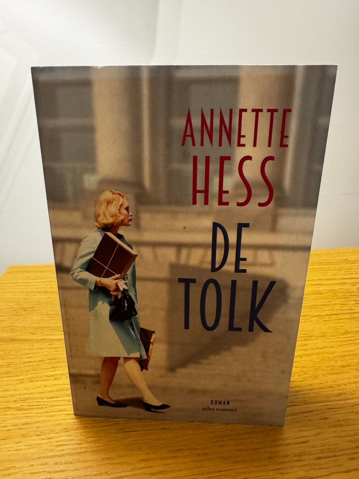 Annette Hess - De Tolk (Roman), Ophalen of Verzenden, Zo goed als nieuw, Europa overig