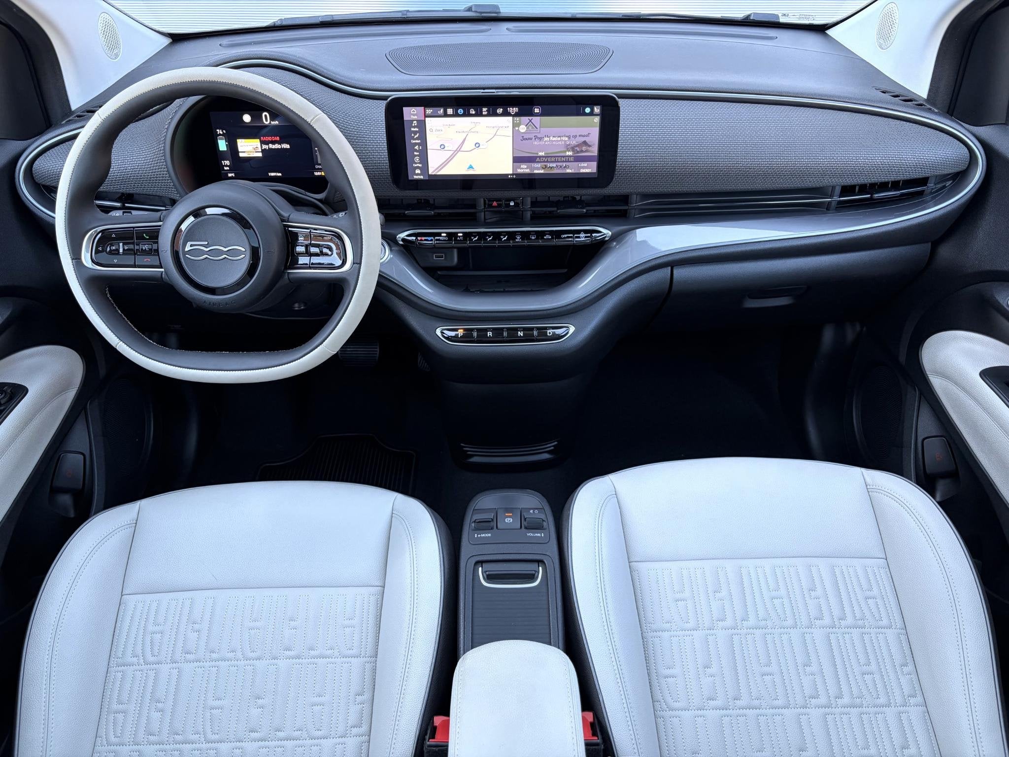 Fiat 500e La Prima by Bocelli 42 kWh / SOH 96% / Panoramadak, Auto's, Gebruikt, 118 pk, 4 stoelen, Zwart
