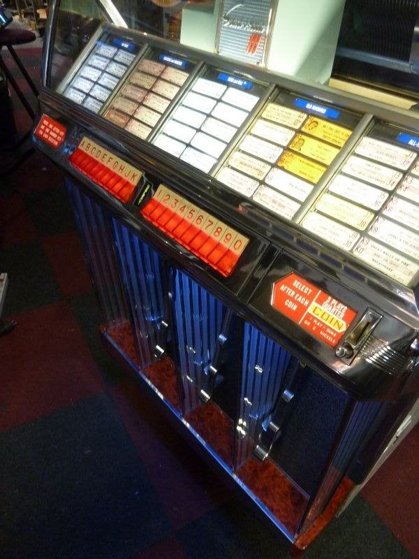 Seeburg model HF 100 R   BJ 1954, Verzamelen, Automaten | Jukeboxen, Met singles, 1950 tot 1960, Ophalen of Verzenden, Zo goed als nieuw