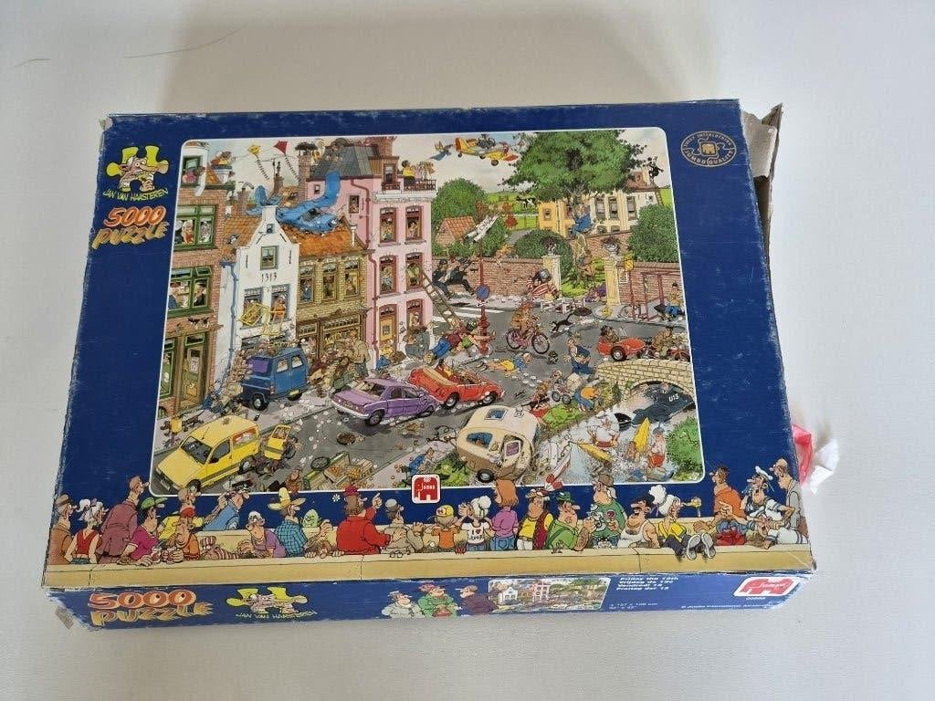 Jan van Haasteren 5000 stukjes puzzels BESCHADIGDE DEKSELS, Ophalen of Verzenden, Meer dan 1500 stukjes, Gebruikt, Legpuzzel