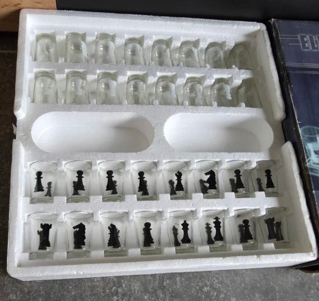 Nieuw schaakspel van glas met Shotglaasjes van glas, Een of twee spelers, Ophalen of Verzenden, Nieuw