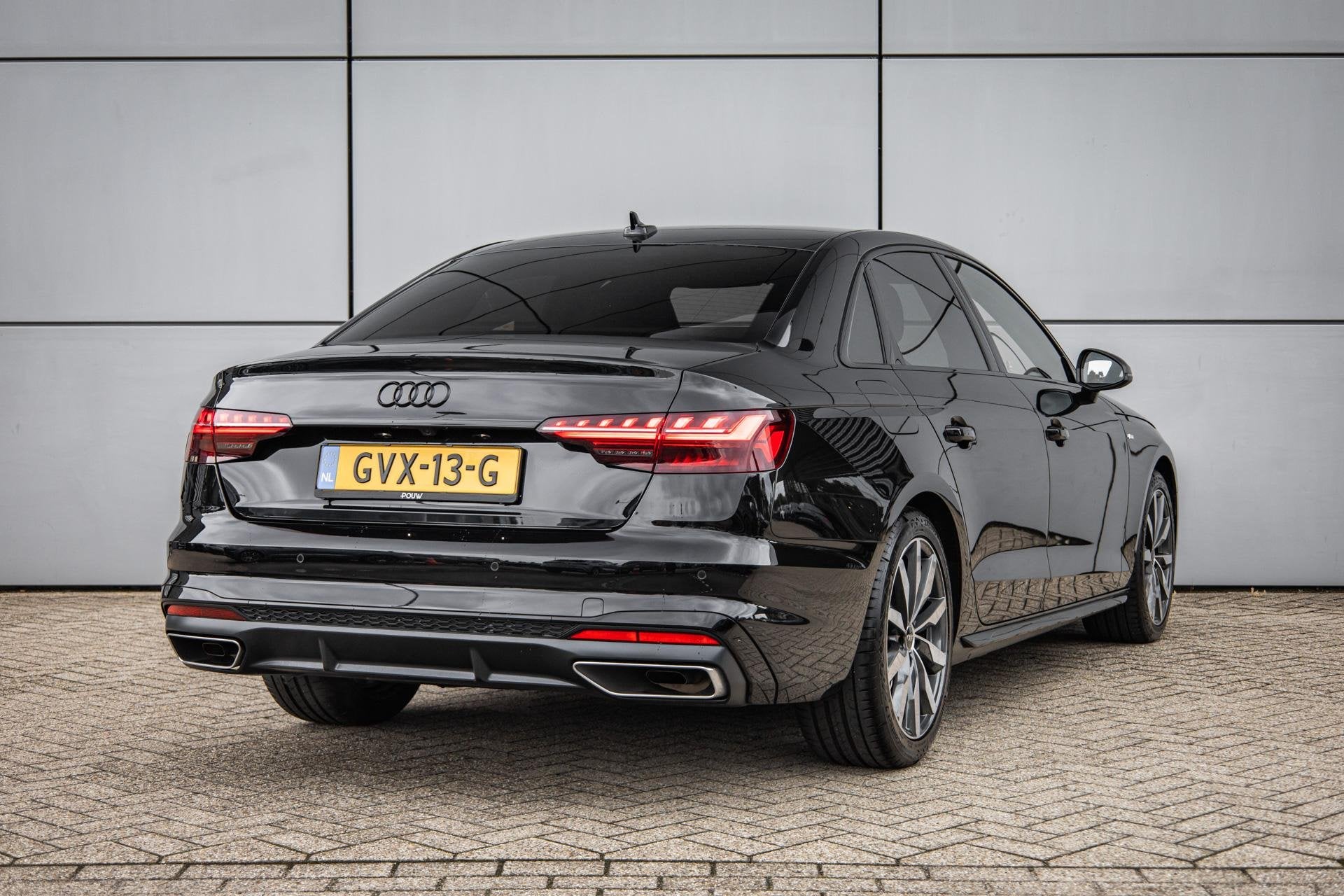 Audi A4 Limousine 35 TFSI 150pk S-tronic S edition Competiti, Auto's, Audi, Gebruikt, 4 cilinders, Zwart, Origineel Nederlands