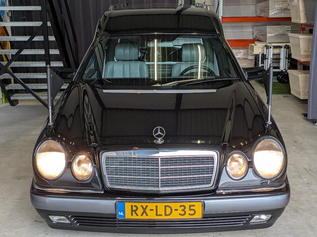 Rouwauto/Lijkwagen  Mercedes Bergadana E-klasse 2.2 D E220, Auto's, Automaat, 2155 cc, Startonderbreker, Zwart