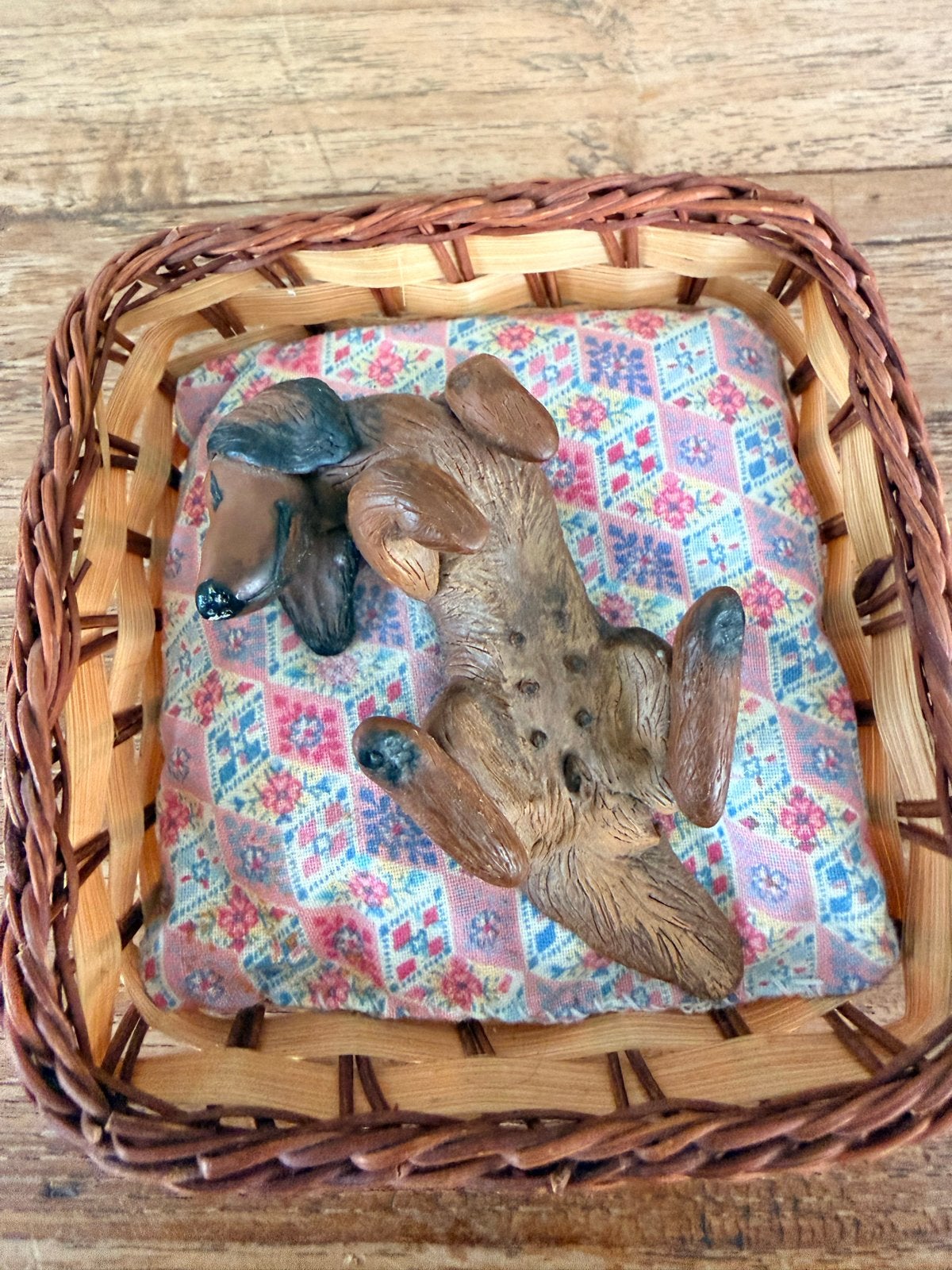 Schattig Teckel Beeldje in Mandje - Decoratie, Ophalen of Verzenden, Zo goed als nieuw, Hond of Kat, Beeldje of Figuurtje