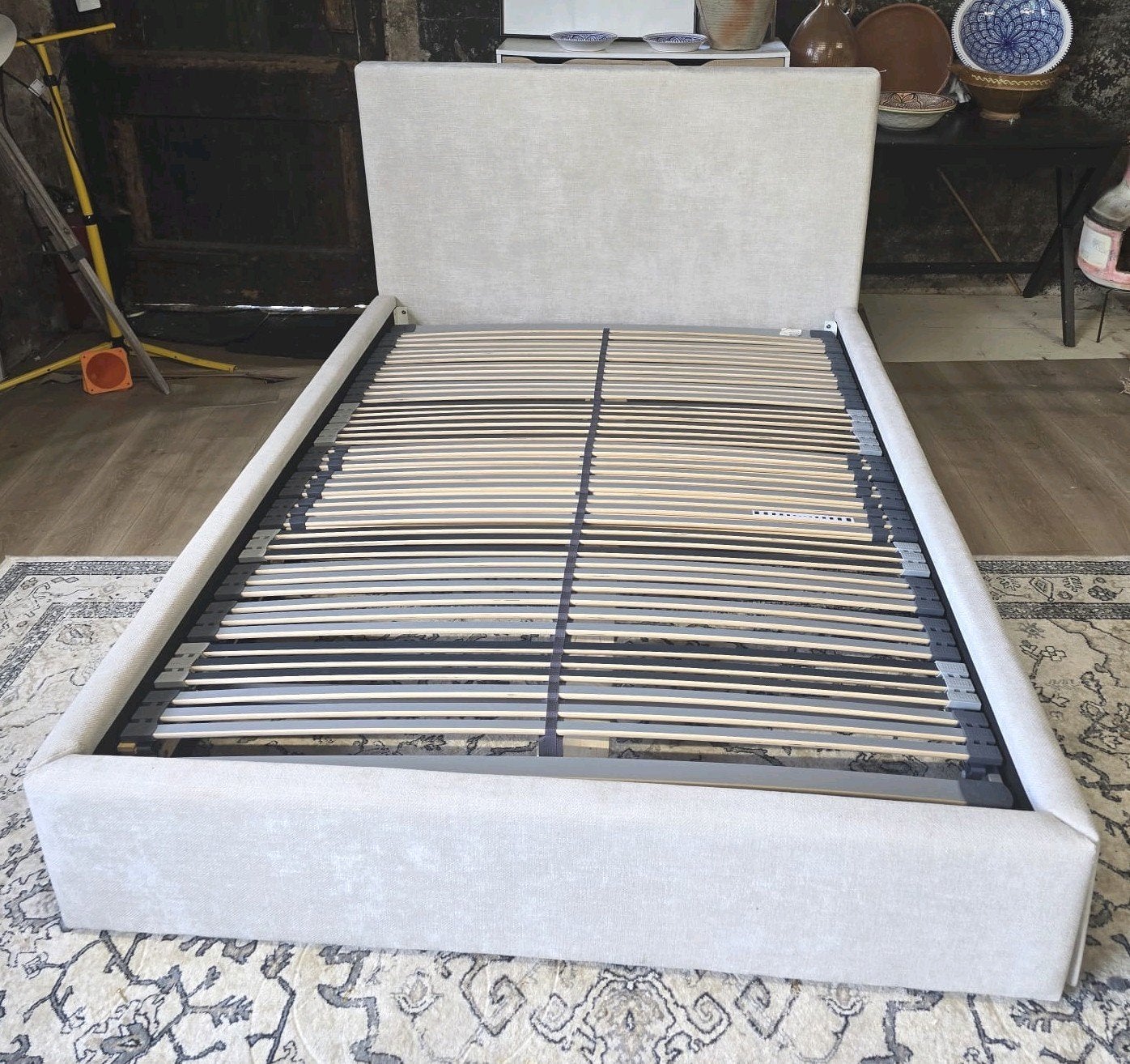 BEIGE BEDFRAME MET LATTENBODEM  (140X200), Ophalen, Beige, 140 cm, Stof