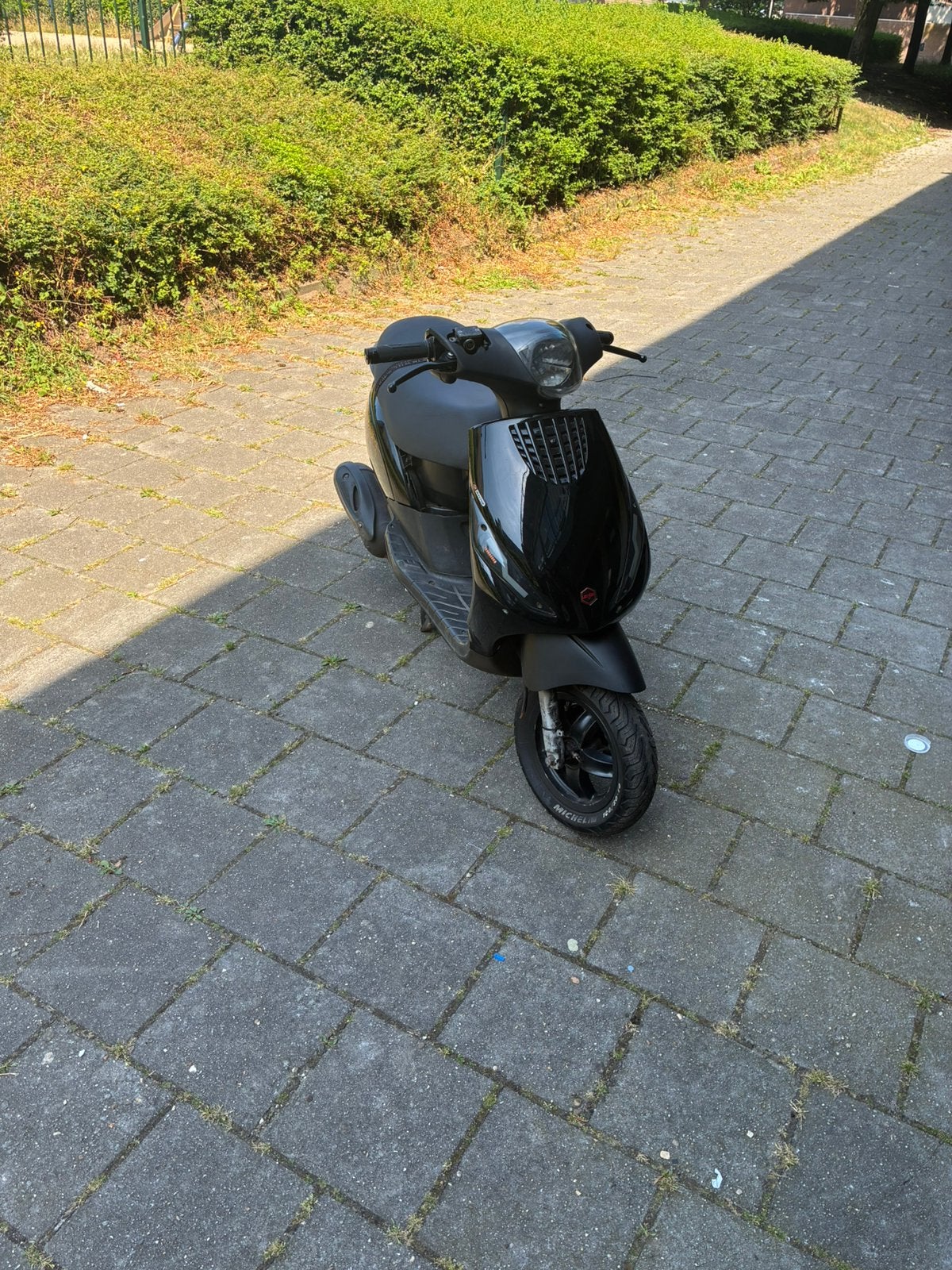 Piaggio zip 50cc, Fietsen en Brommers, Scooters | Piaggio, Ophalen, Zo goed als nieuw, Benzine, Zip