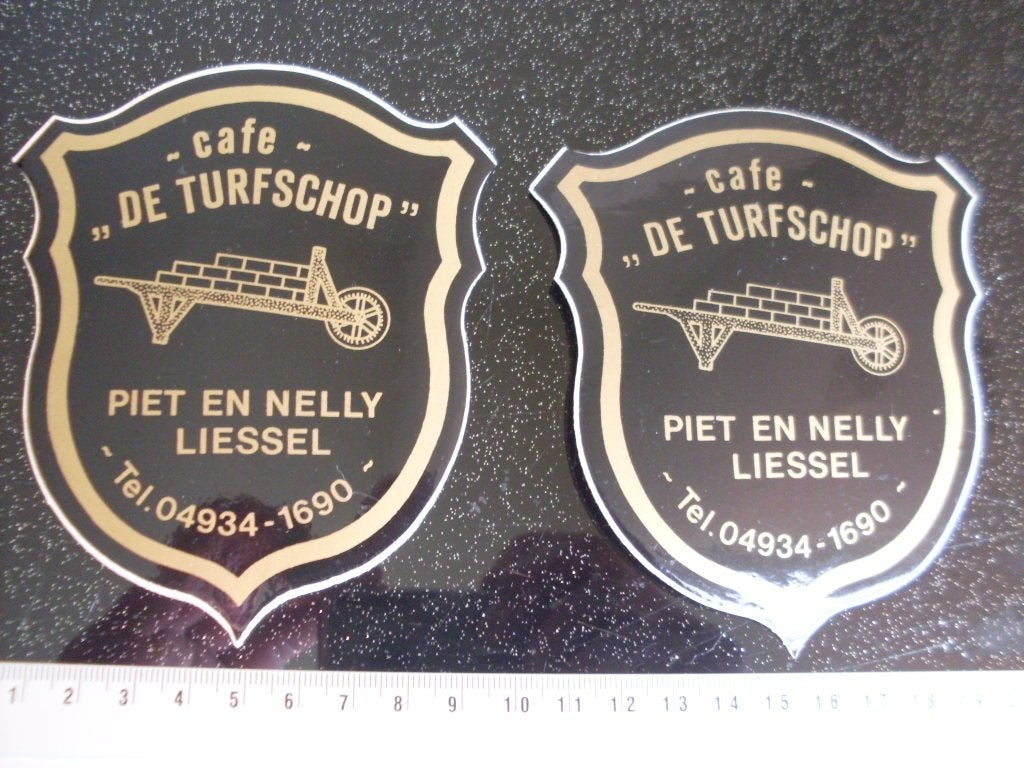 2x sticker cafe de turfschop Piet en Nelly liessel logo, Verzenden, Zo goed als nieuw, Bedrijf of Vereniging
