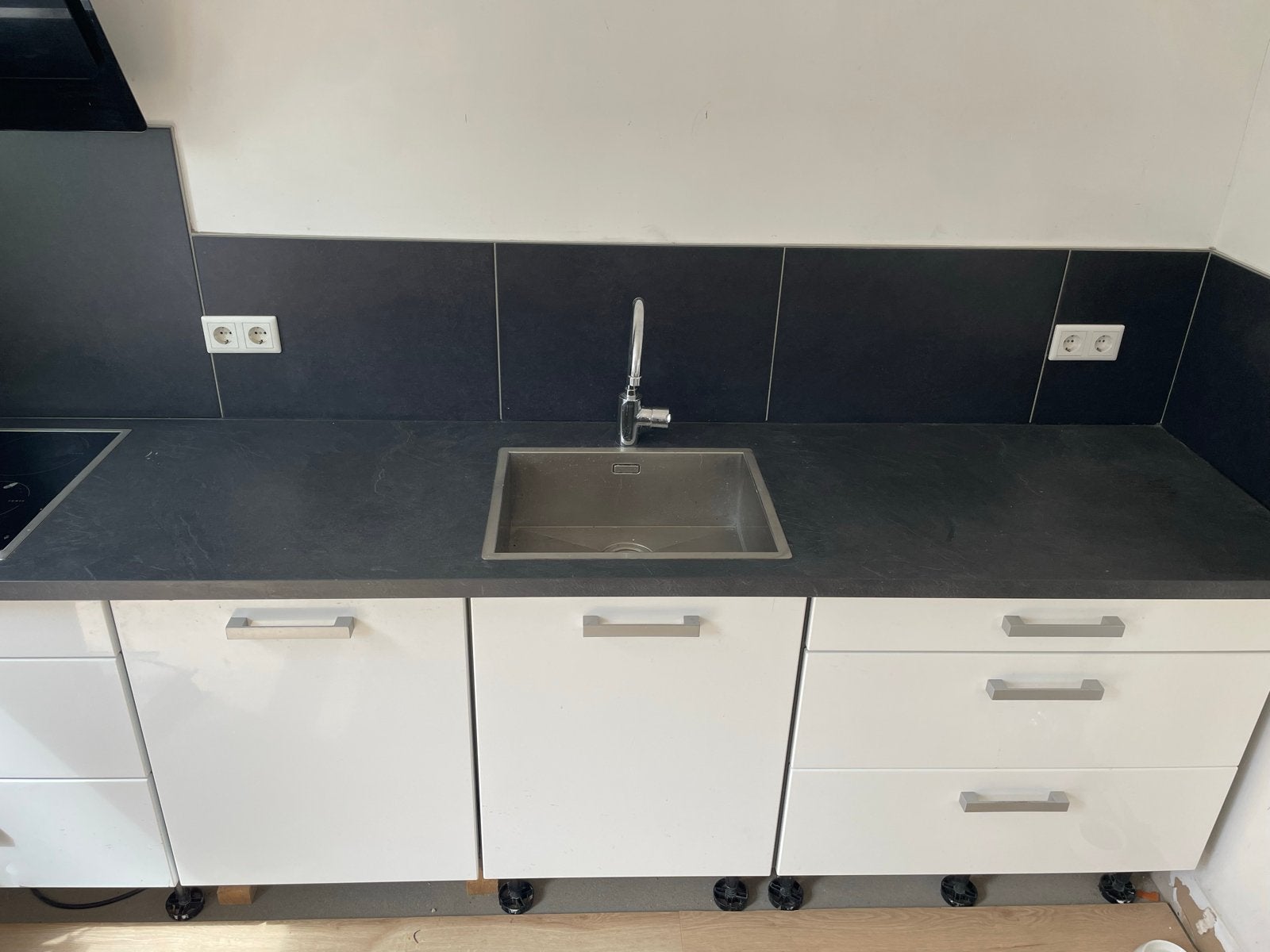 Witte keuken met donker blad, Huis en Inrichting, Keuken | Complete keukens, Gebruikt, Enkelwandige keuken, Wit, Kunststof, Ophalen