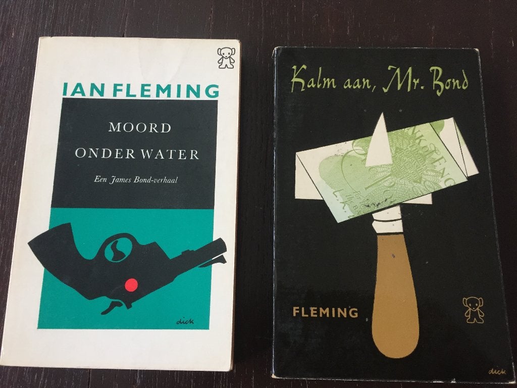James Bond 2 zwarte beertjes pockets van Ian Fleming., Ophalen of Verzenden, Gelezen, Ian Fleming