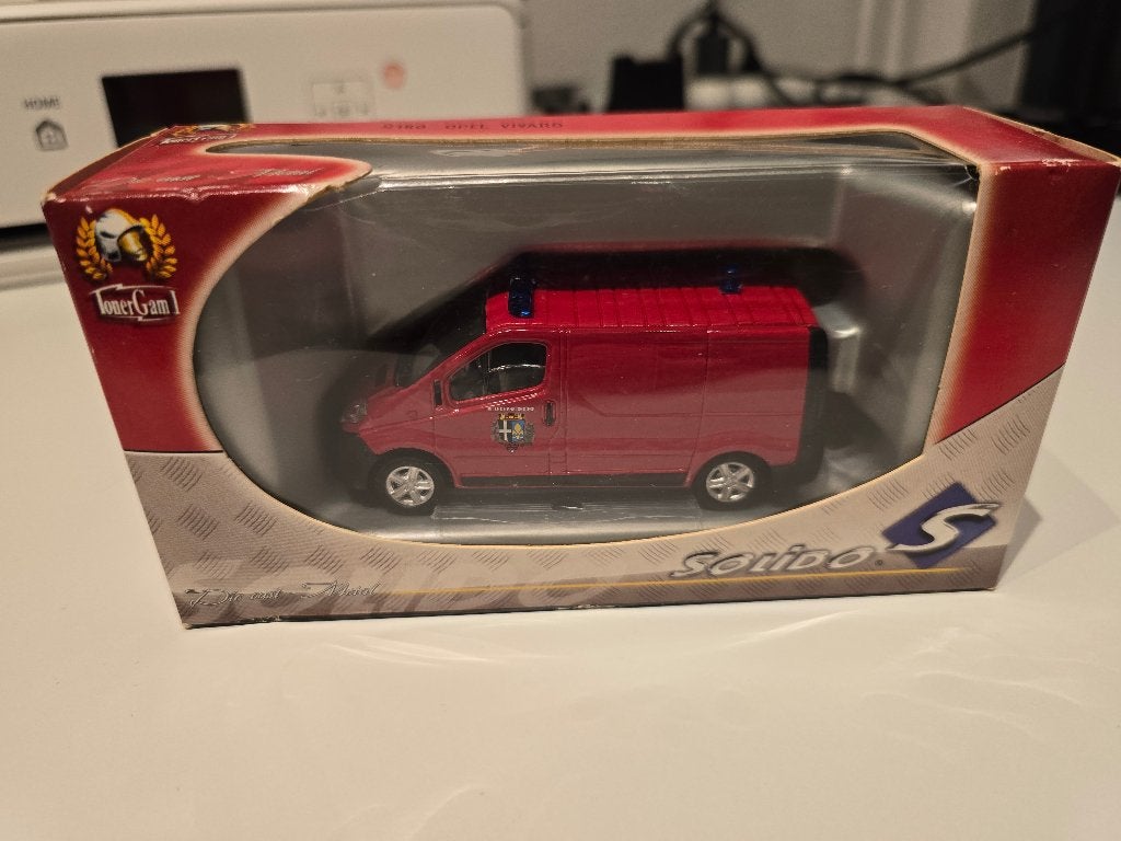 Opel Vivaro brandweer 1/43, Ophalen of Verzenden, Zo goed als nieuw, Auto, Overige merken