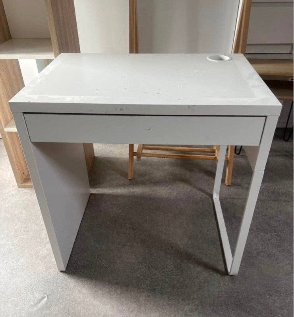 Witte bureautje met lade en kabeldoorvoer, Ophalen, Overige materialen, Gebruikt, 50 tot 100 cm