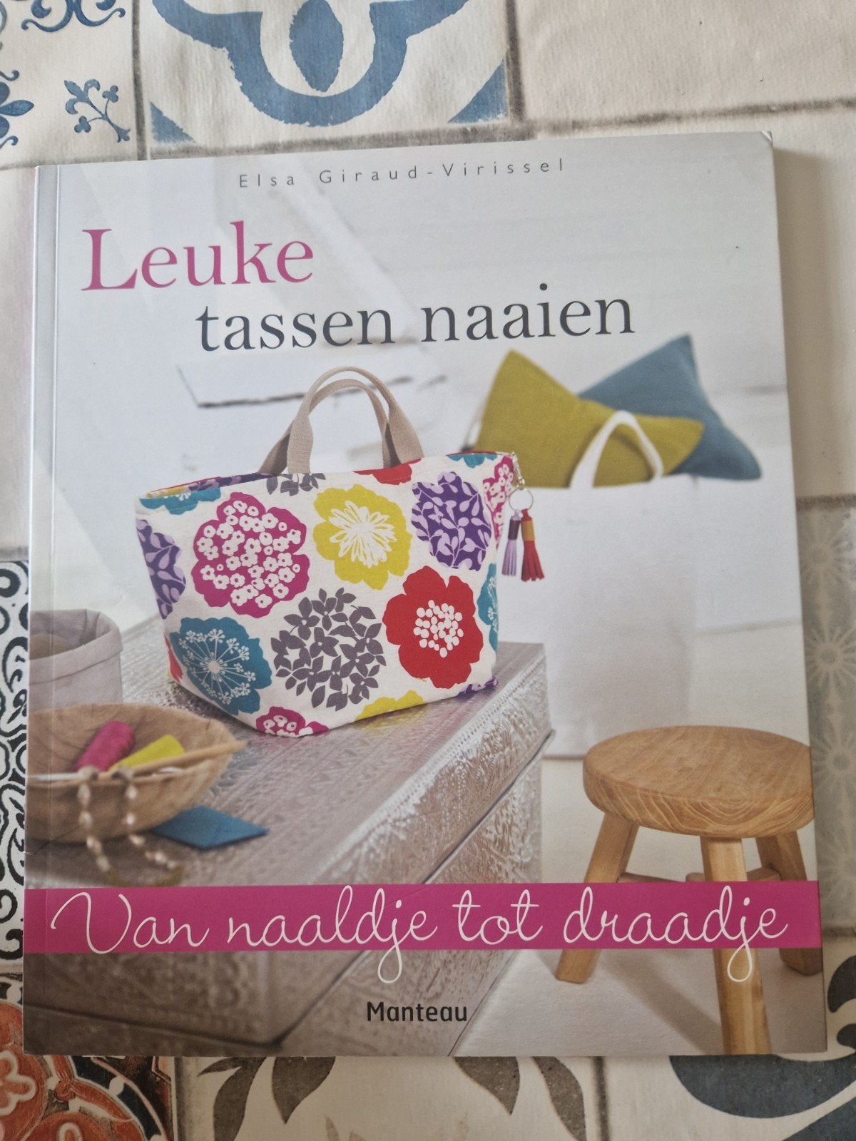 Elsa Giraud-Virissel - Leuke tassen naaien, Ophalen of Verzenden, Zo goed als nieuw, Elsa Giraud-Virissel, Borduren en Naaien