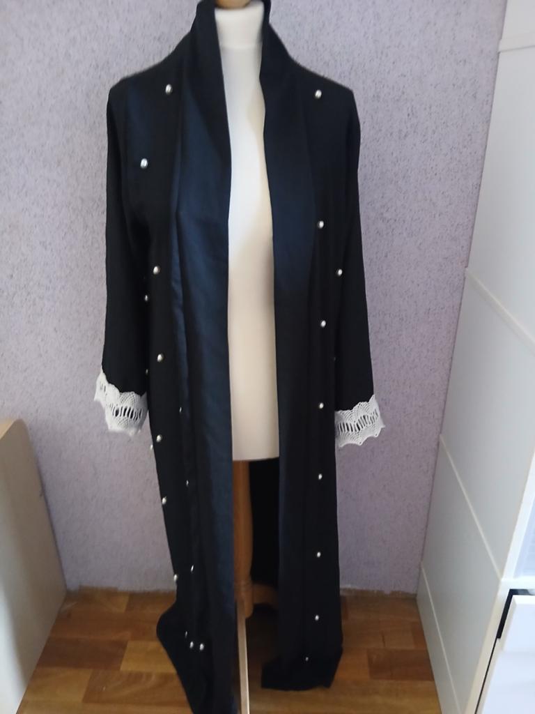 Zwarte Abaya met parels en kanten mouwen, Maat 38/40 (M), Zwart, Ophalen of Verzenden, Onder de knie
