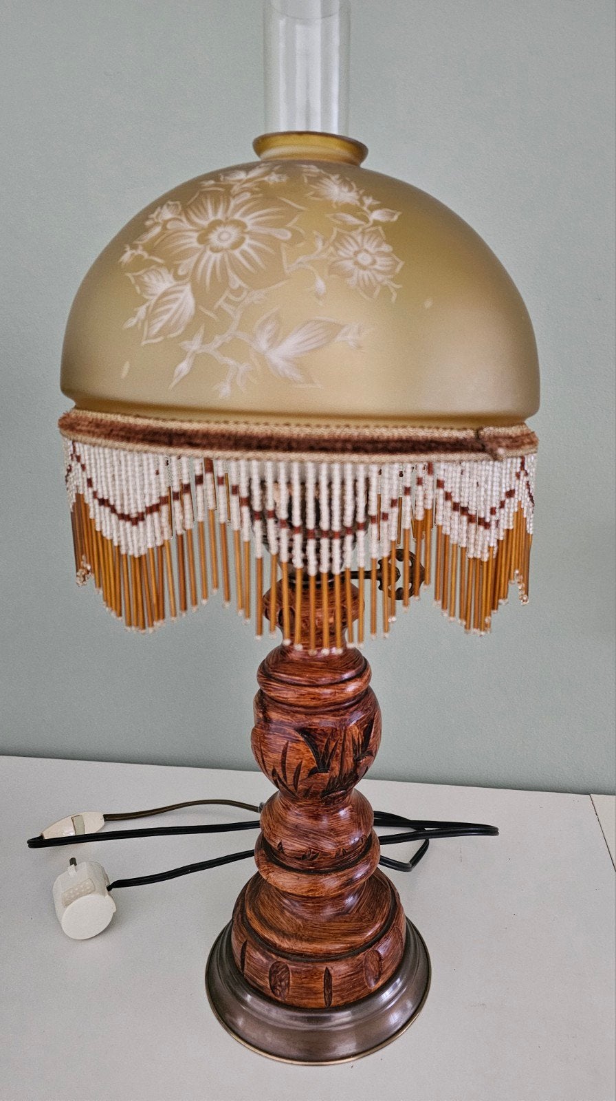 Vintage tafellamp met geëtst glazen kap en kralenrand, Antiek en Kunst, Ophalen