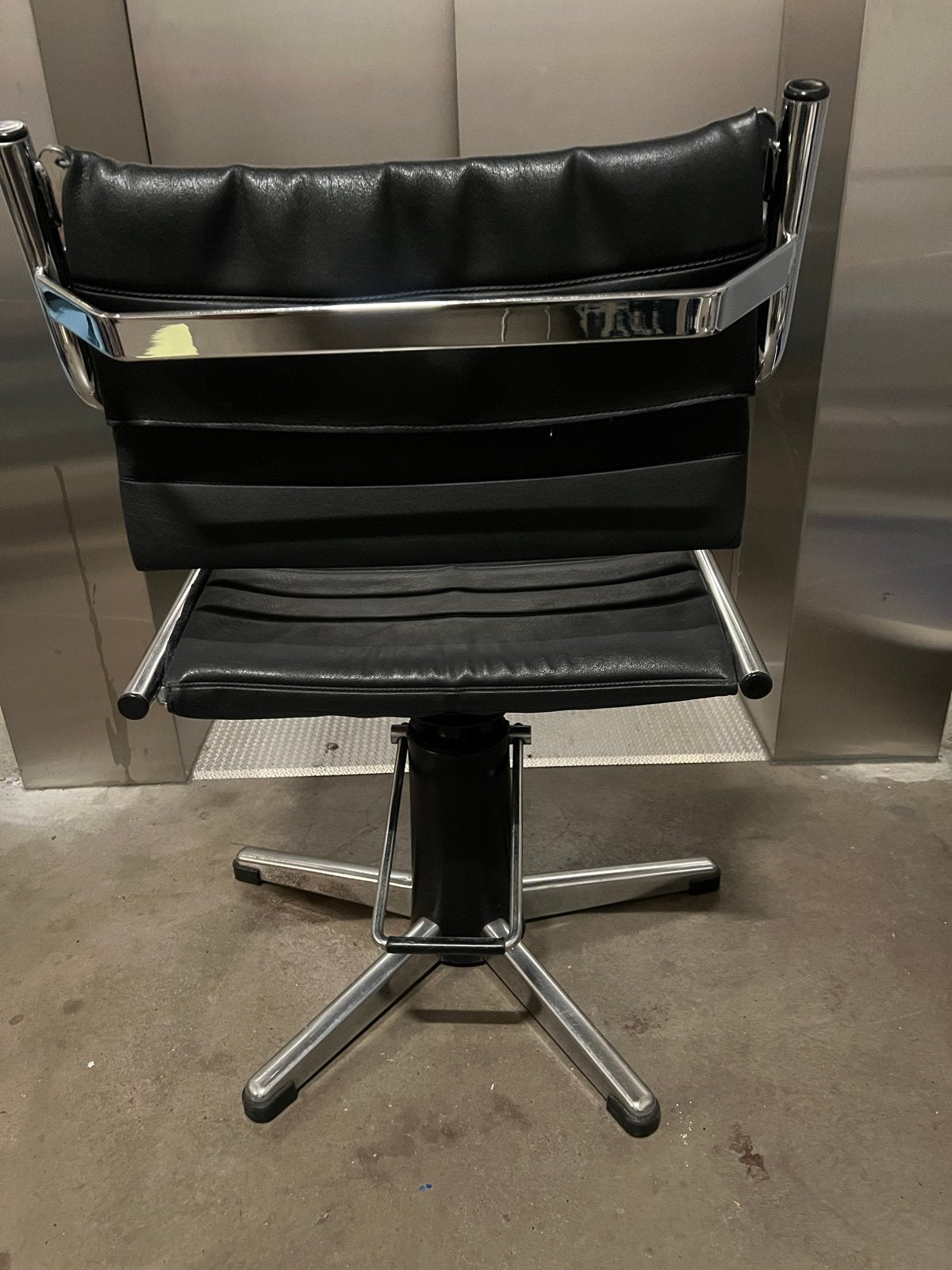 2 Kapperstoelen in hoogte verstelbaar. In goede staat., Ophalen