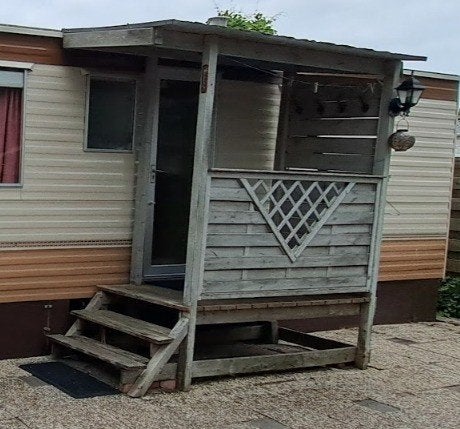 Bordes bij caravan, Ophalen