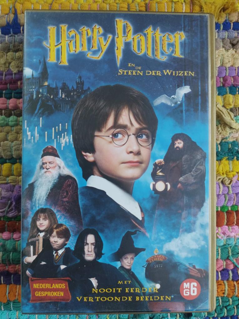Harry Potter en de Steen der Wijzen VHS (Ned. gesproken), Cd's en Dvd's, VHS | Film, Vanaf 6 jaar, Ophalen of Verzenden, Gebruikt