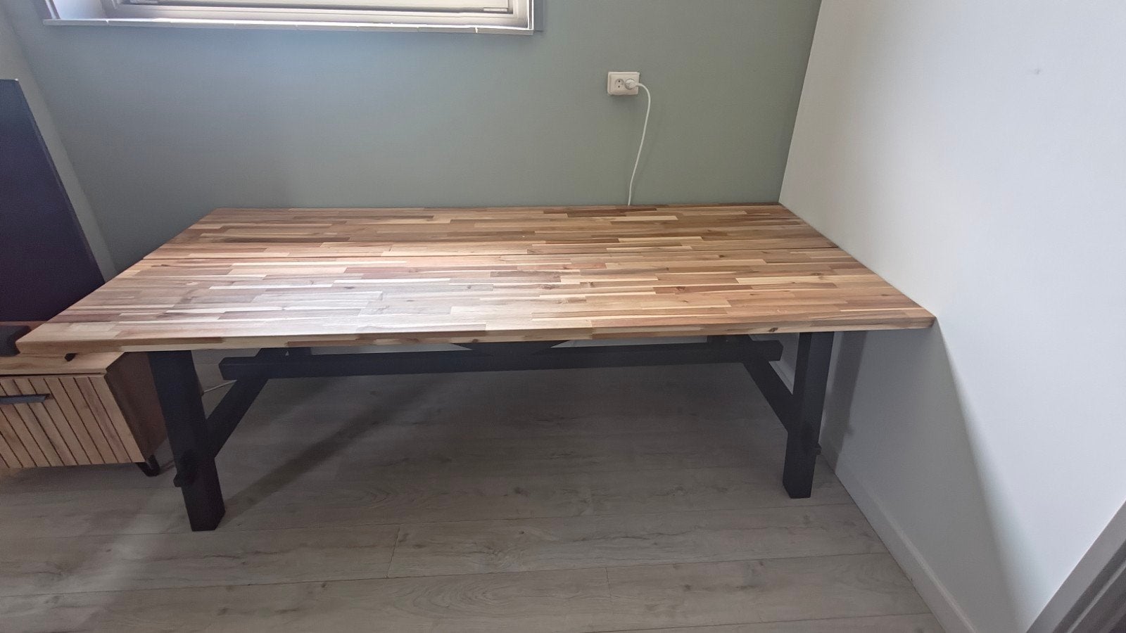 Robuuste houten eettafel met zwart metalen onderstel, Huis en Inrichting, Tafels | Eettafels, 100 tot 150 cm, 200 cm of meer, Industrieel, Modern