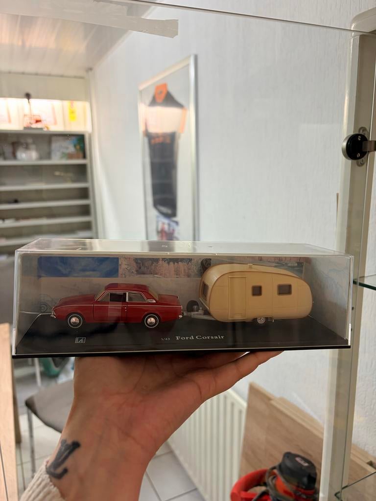 Ford Corsair met caravan modelauto 1:43, Hobby en Vrije tijd, Modelbouw | Auto's en Voertuigen, Overige merken, Auto, 1:32 tot 1:50