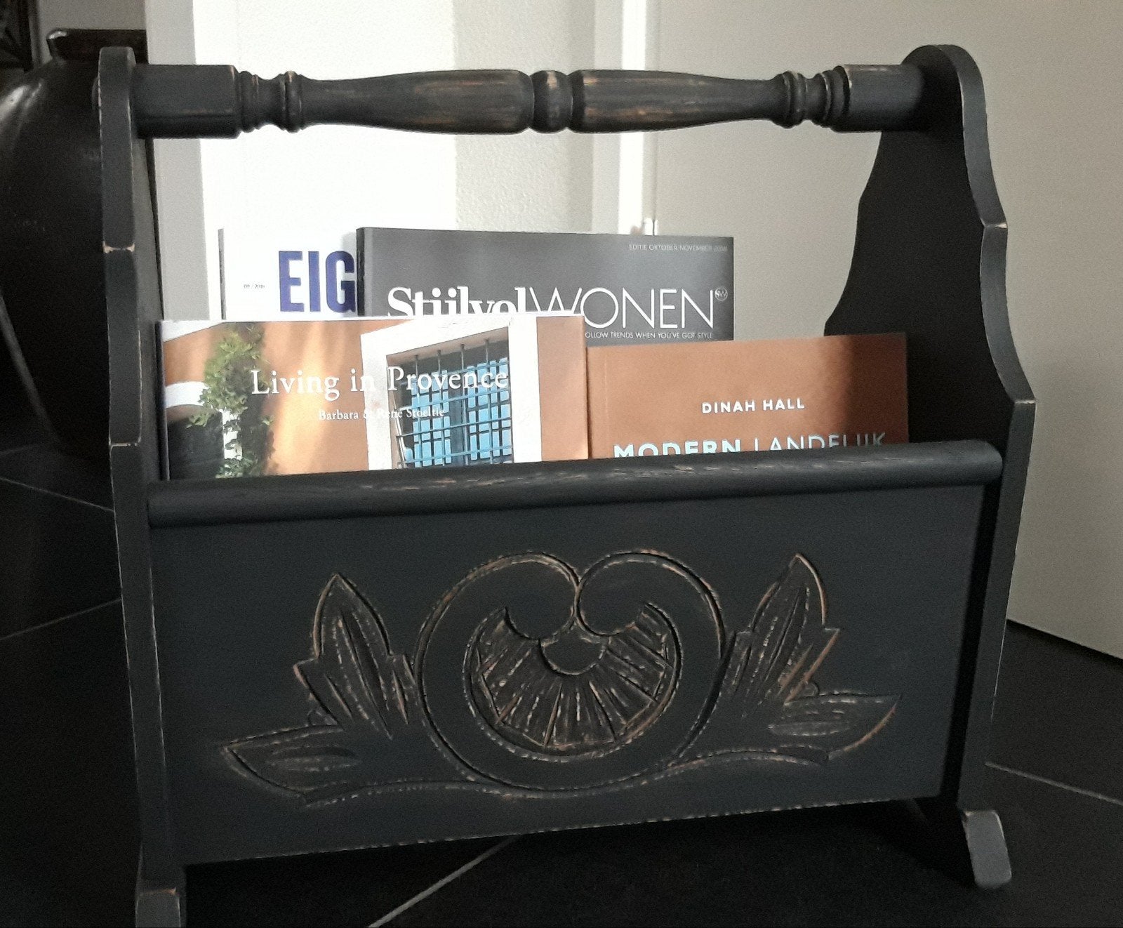 Oude Zwarte Houten Lectuurbak met Handvat en Snijwerk, Ophalen, Met handvat, Gebruikt, Lectuurbak