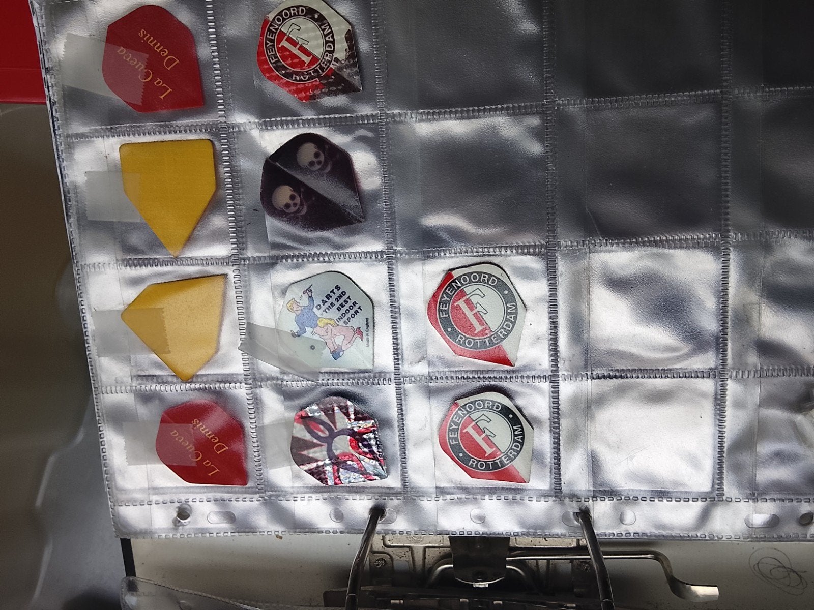Grote verzameling dart flights in map, Verzamelen, Ophalen, Zo goed als nieuw