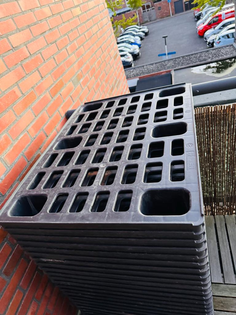 Stapelbare zwarte kunststof bakken (30 stuks), Ophalen, Gebruikt, 40 tot 60 cm, 50 tot 75 cm