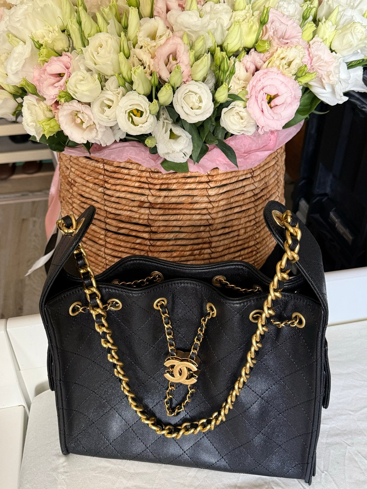 Bucket Bag Zwart Leer Goudkleurige Hardware, Sieraden, Tassen en Uiterlijk, Ophalen of Verzenden, Zo goed als nieuw, Zwart, Handtas