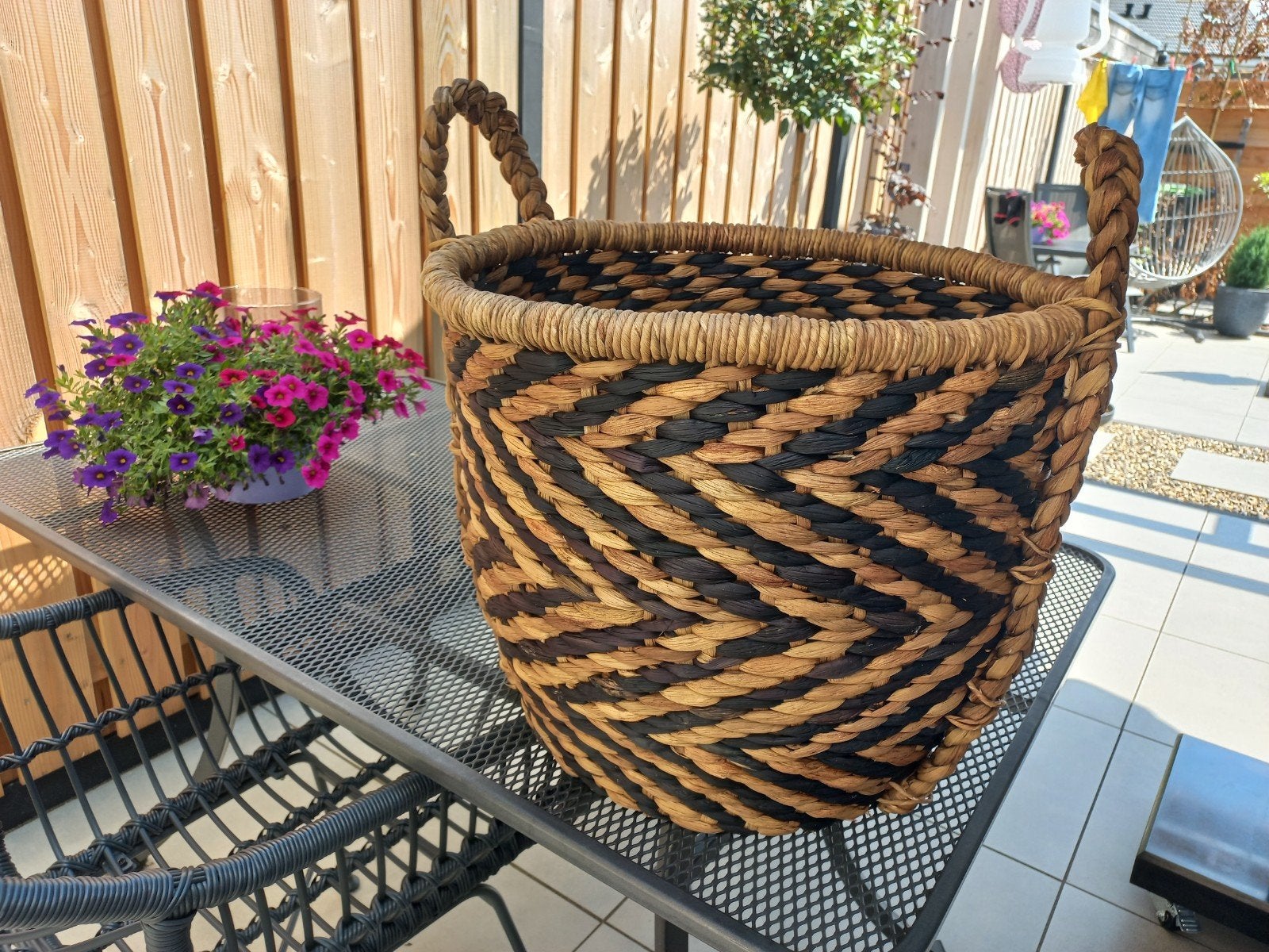 Rotan mand,zwart gestreept,groot,bloembak,houtbak,, Ophalen of Verzenden, Rond