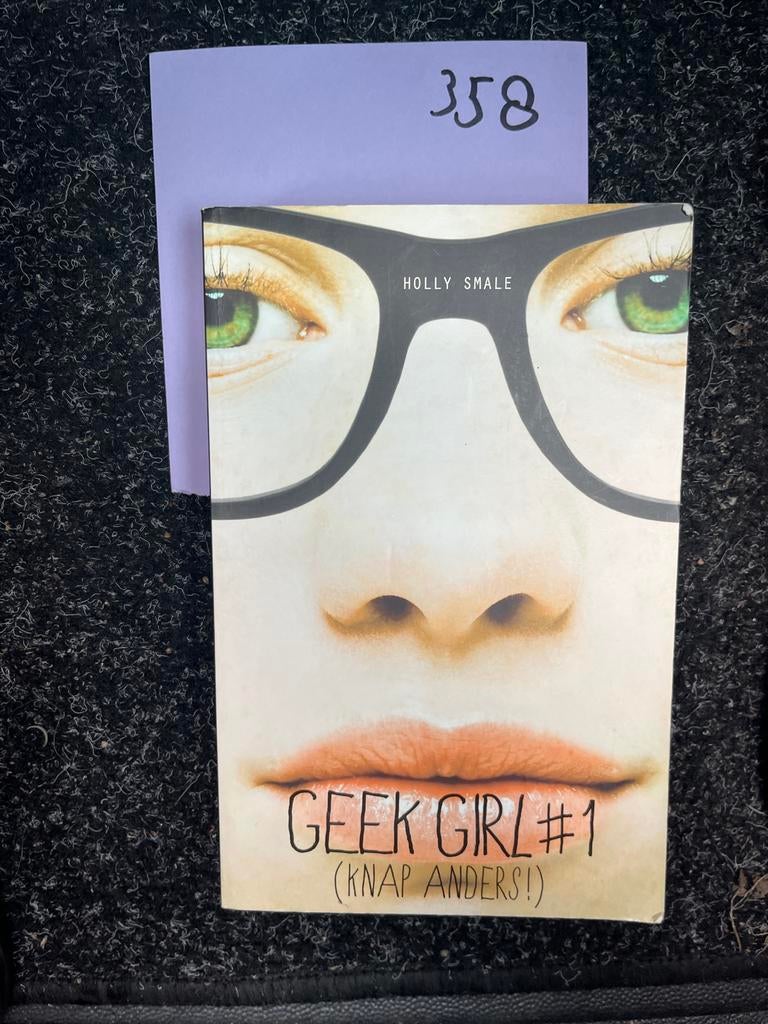 Geek Girl #1 (Knap Anders!) - Holly Smale, Ophalen of Verzenden, Zo goed als nieuw, Europa overig